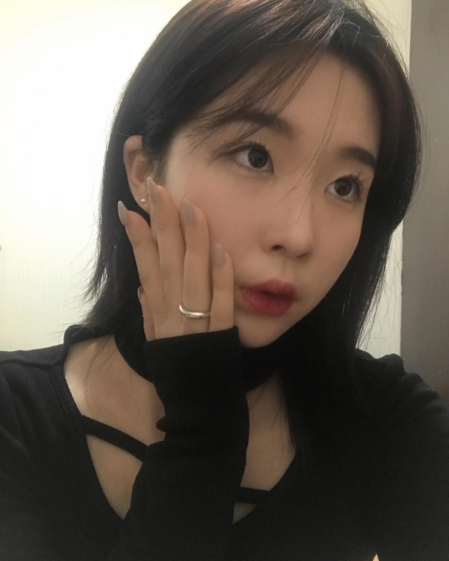 오늘 증사찍었는데 너무 맘에 안들었지 몹니까 .. 셀카로 대신 만족해봄미다요 .. 🖤