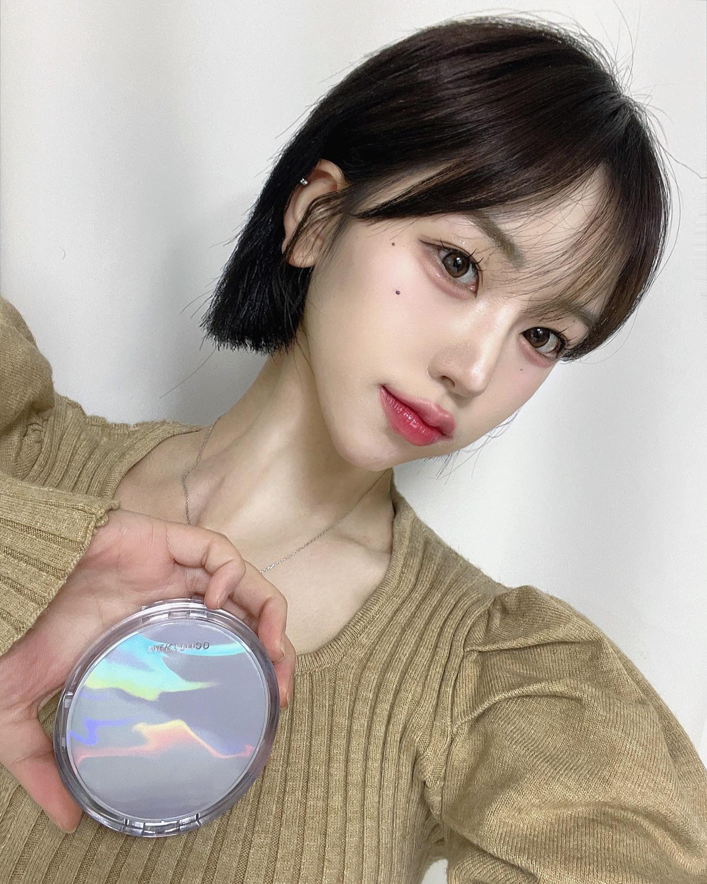 #협찬 

🩵 얇고 광채 피부 표현하기 좋은 쿠션 
🩵 보습력 좋은 콜라겐 립밤
🩵 0.9mm 정교한 아이라이너 

쿠션+컬러립밤+아이라이너 세트 구성으로 선물용으로 딱 좋댜 🩵

#메리쏘드 #merythod #메리쏘드메리어에디션 #메리어에디션 #워터광채쿠션 #콜라겐멜팅립밤 #릴엣지슈퍼슬림펜라이너 #스크런처 #메리쏘드에디션 merythod_official