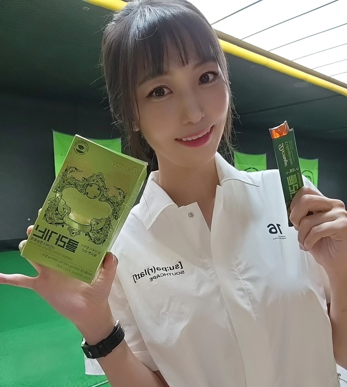 최근에 두달만에 7kg을 감량하는데 도움이됬던 #살빼고 를 만든회사인 #닥터마고 에서나온 #콜라겐 도 먹어봤어요!
dr.mago_official
일단 맛이 너무 좋아요!
상큼하고 달콤한 #샤인머스캣 맛이라 
같이 #스크린골프 치면서 먹은 언니들이 전부 맛있다고 어디꺼냐고 물어보더라구요ㅎㅎ
차갑게 먹으면 더 맛있어서 요즘같은 #여름골프 #라운딩 때 얼려가면 인기만점일거같아요!
성분도 아르기닌 2000mg + 저분자 피쉬콜라겐 2000mg+비타민C가 압축되어 한포로도 장어10마리를 먹은듯한 활력이돌고~ 
히알루론산과 진주추출물로 피부에도 좋아요ㅎㅎ
입맛은없고 기력보충은 필요한 여름철 필수품 !^^
네이버 스마트스토어에서도 구매가능해요!^^

#협찬 이지만 먹어보고 
#내돈내산 해버린 
#drmago #콜라기닌

#골프장 #골프간식 #아르기닌 #피로회복 #골프 #등산 #오운완 #헬스타그램 #운동하는여자 
#골프패션#사우스케이프
