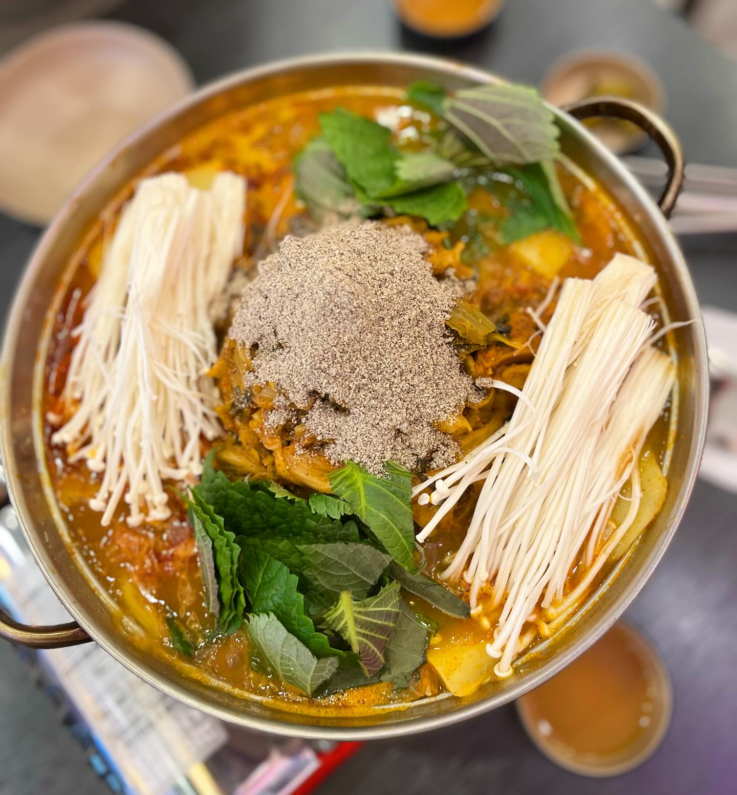 _
내가 제일 좋아하는 감자탕🥔

💲가격도 혜자롭고 🍖뼈도 7개나 
들어가 있어서 완전 배부르게 잘 먹었다! 😂

보통 감자탕집 가면 뼈가 몇개 없어서 
국물이랑 우거지만 먹고 왔는데,
이집은 테니스 끝나고 맨날 가는 집인데
들깨가루도 푸짐하게 뿌려져있고 
뼈도 많이 들어가 있어서 대 만족크! 👏👍

그리고 추가로 🍙셀프주먹밥까지 
시키면 완전 맛있게 잘 먹을 수 있따는! 
오늘 테니스 취소되서 못갔지만, 
이곳에서 먹부림 지대로 함🐖

📍핫뼈감자탕 
주소 : 경기 성남시 분당구 서현로180번길 13 102호
영업시간 : 오전 11시 ~ 오후 22시 
브레이크타임 15시 ~ 16시30분
21시 30분 라스트오더 

#서현점심맛집
#분당감자탕
#분당데이트맛집
#서현데이트맛집
#서현역데이트맛집
#서현역점심맛집
#서현동감자탕
#서현cgv맛집
#서현회식맛집
#데이트맛집