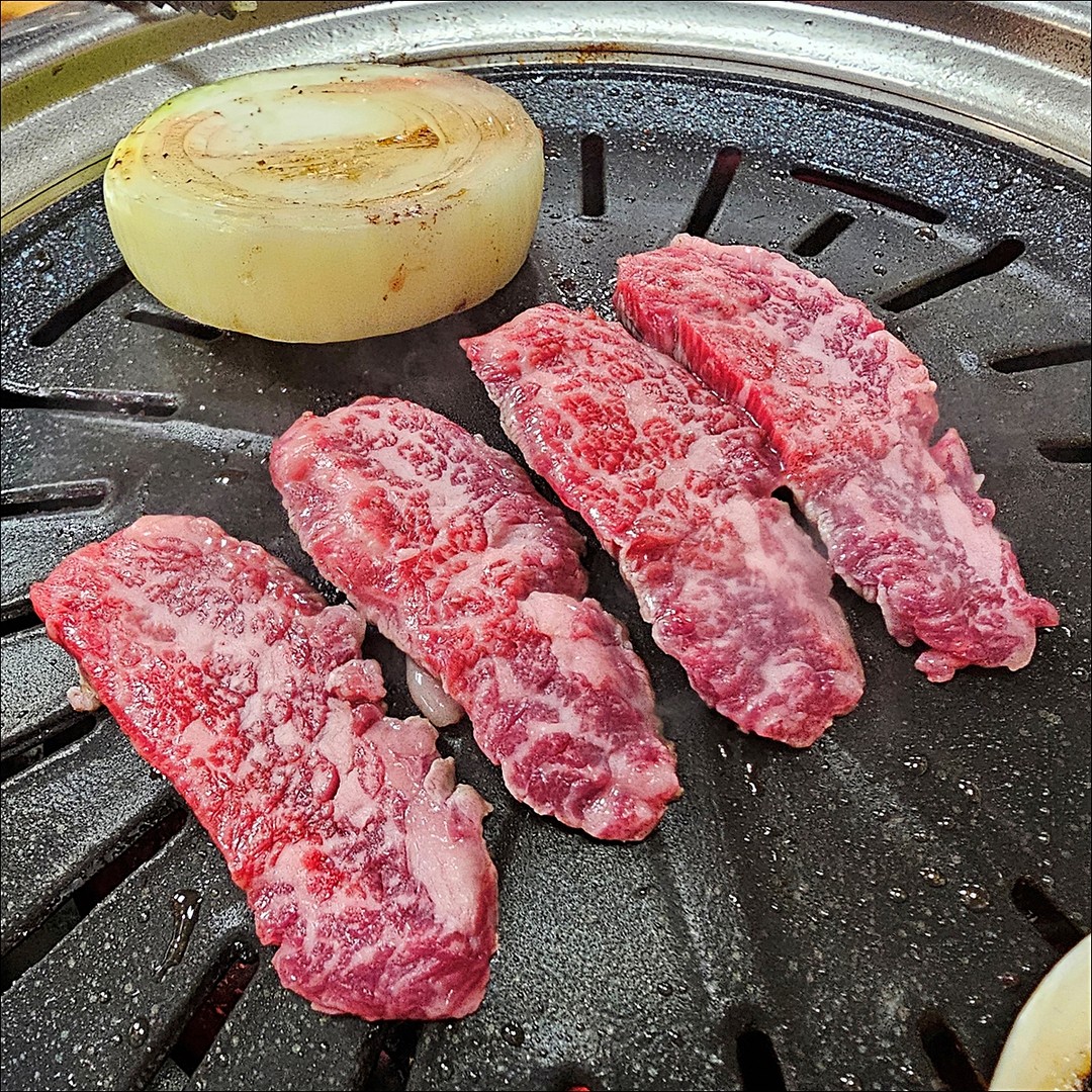 #마장동한우 
#마장동맛집 
#마장동한우마을 
#한우마을
#마장동소고기
#마장동한우맛집
#마장동소고기맛집
#마장동정육식당
#마장동축산시장

친구들과 모임에서 다녀온 마장동축시장에 있는 한우마을!
고기를 사가는 것이 아닌 매장에 정육점이 있어서 몸만 가서 원하는 부위를 선택해서 먹을 수 곳이에요.

1++한우 NO9 최고등급의 한우를 착한 가격에 먹을 수 있는 정육식당이라 고기는 퀄리티도 너무 좋고 신선해요.
상차림비는 어른 6천원, 아동 3천원이 있지만 반찬은 리필이 가능해요.

고기는 기름기를 다 제거하고 스킨진공포장으로 신선하게 냉장고에 보관이 되어있어요.
명절선물이나 이바지선물로 한우선물세트 구입하는 경우 원하는 구성, 가격대로 주문이 가능하구요.

방송에 많이 나온 곳으로 연예인들의 방문도 많은 곳이라 그런지 매장도 깨끗하고 고기 맛도 일품이에요.