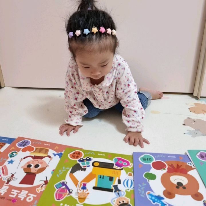 #협찬 #체험단
💫 아기똥 스티커북<오늘도 놀자!!!>

처음 받았을 때 좋았던 점은 다양한종류와 넓은 놀이판이었다
스티커북이 휴대성이 좋지만 놀이판이 적다는 점이 아쉬웠는데 놀이판이 펼쳐져서 넓게 사용할 수 있다

제일 신기했던건 세이펜이 된다는 점!

워크북도 유광필름이어서 썻다 지우고가 가능해서 마카펜, 수성색연필로 해보고 잘못한건 지우고 하고 반복가능했다!!

그리고 스티커 놀이를 할 때엔 스티커가 완전 쫀쫀!!! 재사용이 가능한 스티커라니 열심히 떼고 붙이고 야무지게 사용할 예정ㅎㅎㅎ

4주동안 재미있게 놀아보자!
감사합니다 reading_n_j

#오늘도놀자 #유아스티커 #빅사이즈스티커 #세이펜스티커 #아기똥스티커북
#육아템 #시간 #글채움 #책육아 #아이템빨 #신간스티커 #세이펜 #아기똥스티커
#스티커북 #체험단 #책놀이패체험단 #책놀이패체험당 #책놀이패