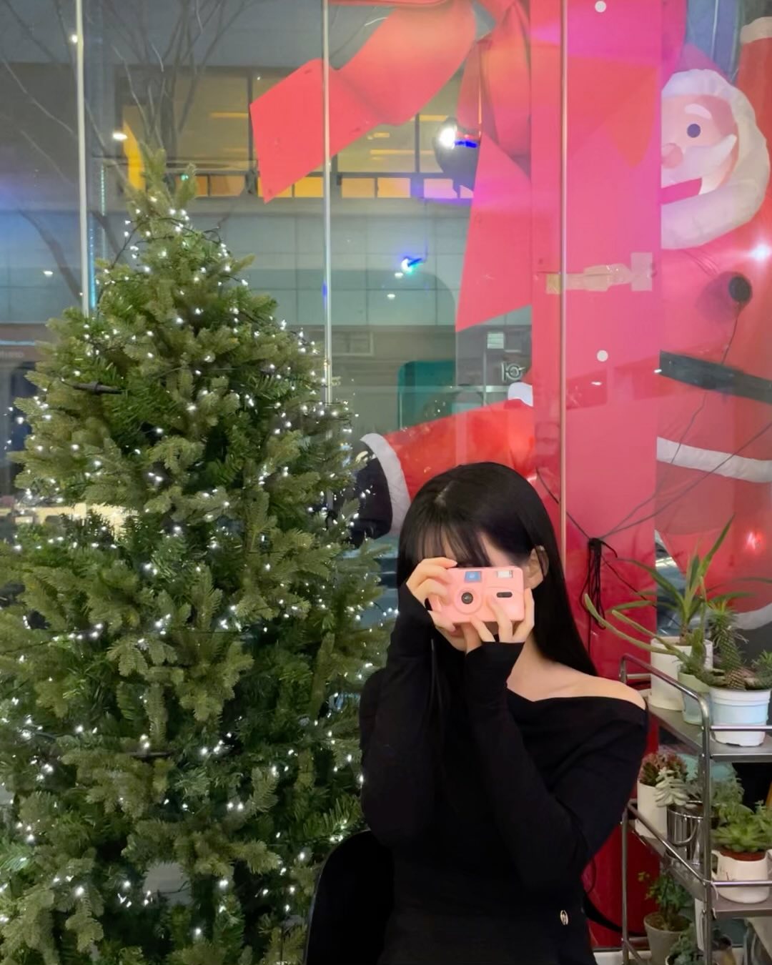 올해 참 많은 일이 있었네요 매년 한 해를 마무리하며 새해에는 어떻게 살아갈지 생각해 보곤 하는데 이번에는 딱히 떠오르는 게 없더라고요 마지막 날인 오늘 드디어 정했어요 .ᐟ

스스로를 믿지 못해 어딘가에서 답을 찾으려고 하기보단 누군가에게 해답을 줄 수 있는 사람이 되고 싶어요
그리고 위로가 되는 존재가 되기 나만 보면 마음이 편안해지고 행복해졌으면 좋겠어요 다른 사람에게도 나에게도 그런 사람이길

2024년 저에겐 좋은 일만 있진 않겠죠 어려운 일도 있고 고독하고 외로운 시간도 있을 거예요 그래도 최대한 좋은 일이 가득하길 바라며, 그만큼 가장 크게 성장하는 해일 거라고 믿어봅니다!
주변에 좋은 사람들이 많으니까 잘 이겨낼 수 있을 거야 다가와줘서 고맙고 여전히 내 곁에 있어줘서 고마워요 사랑합니다 갑진년 새해 복 많이 받으세요! 잘가 2023