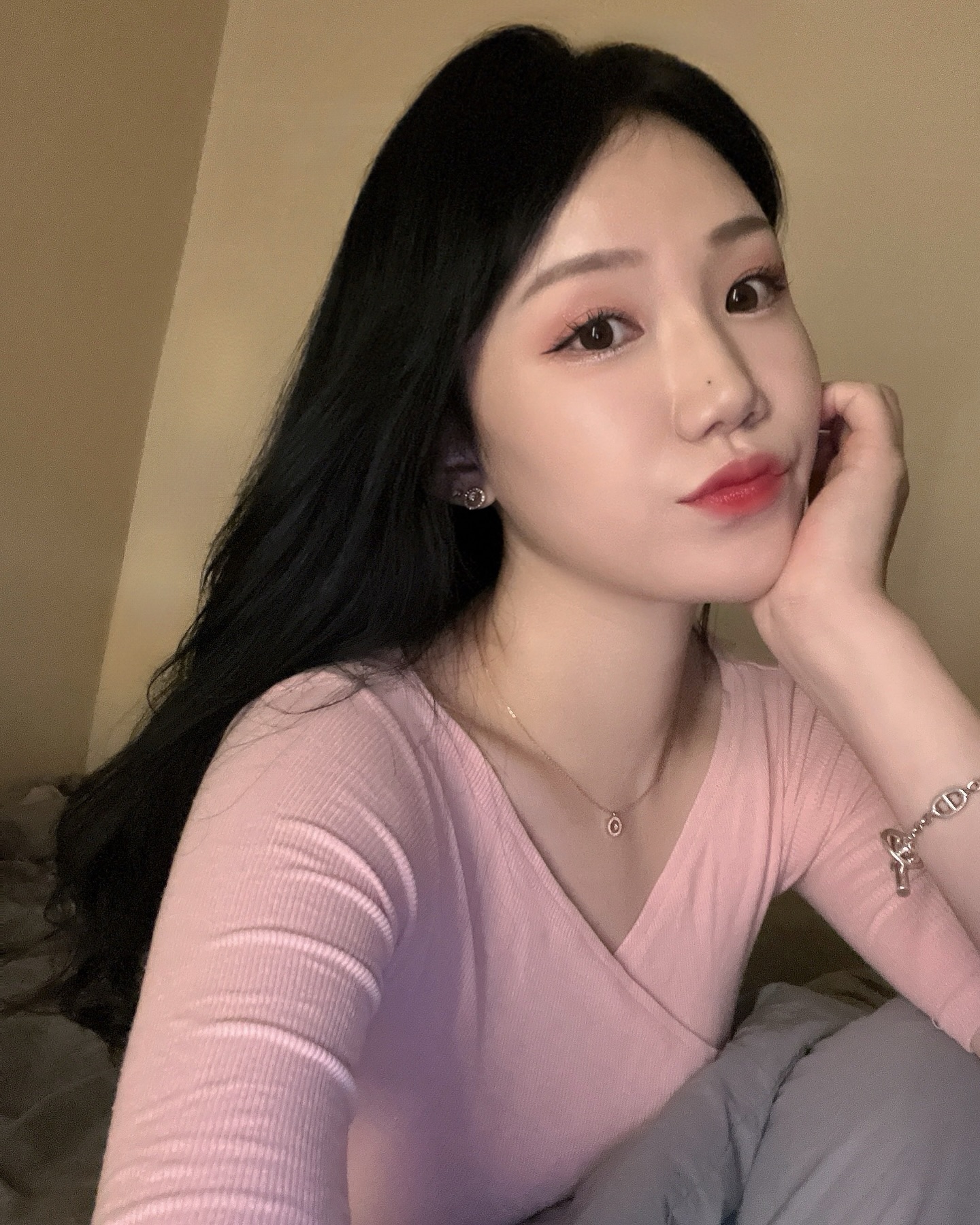 🩷🤍/ 세월이 야속한.. 나.. / 🤍🩷
최근에 염색했는데..
저 검은색머리 오때요?
🫶🏻

/ /

오랜만에 화장해서는
오랜만에 외출 했다가
고기 먹고 왔오요!!

와 왜이렇게 춥나용..?
날씨가 너무 추워서
밖에 한번 나가기도 겁나요

제가 있는 곳은 시골
산 주변이라 더 춥나봐요,,🥹

다들 감기 조심하세요🩷🤍
저 독감 걸린지 2주?째
기침이 아직도 안떨어져요ㅋㅋ

다들 오늘 하루도 화이팅하시고🤍
마무리도 잘 하세용🩷

# 요러고 바로 화장 지우려고
# 클렌징퍼프에 물만 묻혀서
# 쓱쓱 싹싹 닦아냄ㅋㅋㅋㅋ
 
.