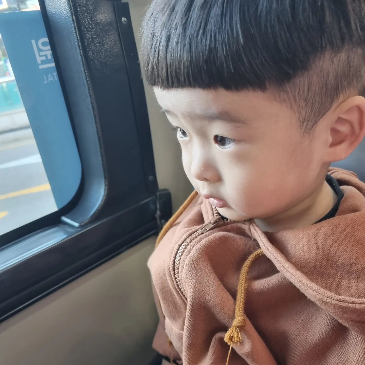 등원하는 길이에요

버스를 탔어요

옆자리가 비워서 옆에 앉는 도윤이에요 

제가 잡고는 있지만 이제는 혼자 앉을려고

하는게 대견한거 같아요

#등원길 #버스안에서 #소띠아들🐮 #얌전히있는 #26개월아들