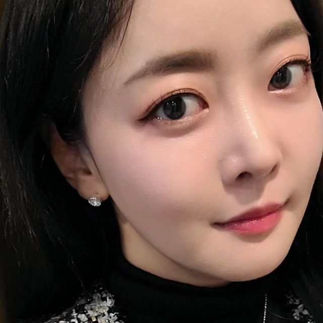김수진 on Instagram: "#광고 저는 전생에 까마귀가 맞나봅니다❤️ 선물받고 두근두근 열자마자 감탄감탄🥹 요 목걸이는 바로 모이사나이트에요! 모이사나이트 다이아몬드 아세요?💎 다이아