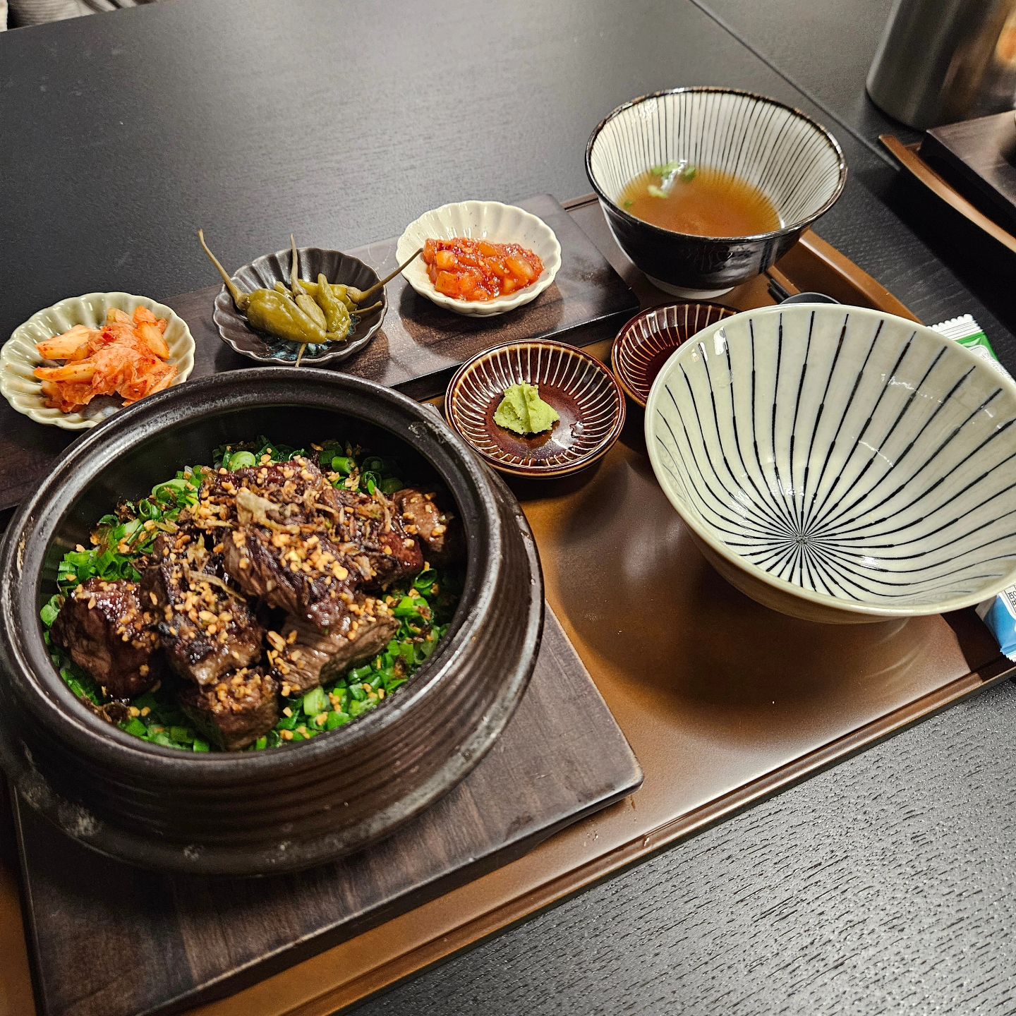 #협찬 #뜨소
#충무로역맛집#을지로데이트#을지로한식맛집#을지로한식#충무로역한식#충무로데이트#중구데이트#충무로한식#을지로런치#솥밥#한식

충무로역과 명동역 사이에 위치한 한식집 다녀왔어요
바로 ' 뜨소 '입니다
뜨소는 한 솥의 정성, 한 술의 따듯함이라고 하네요
솥밥 전문점으로 명동성당 근처라 데이트코스로 혹은 지인들 모임으로 많이들 가시는거 같아요
내부도 감각적인 인테리어와 조명이 은은하고 편안하네요
주문은 스테이크솥밥, 멸치솥밥, 닭무침으로 해봤어요
스테이크 솥밥 비쥬얼도 이쁘고 스테이크향이 쫙~ 퍼지면서 오네요 ㅎㅎ
솥밥 잘비벼서 밥그릇에 덜어주고 솥밥에 뜨끈하게 부어놓고 뚜껑닫아놓고  육즙도 좋고 잘익혀서 나와서 솥밥에 잘어울리네요
밑반찬들도 이쁜 종지에 정성스럽게 담아주시네요
멸치 솥밥도 색깔 좋은 멸치가 듬뿍담겨 멸치향과 고소함이 듬뿍 느껴지네요
솥밥에 불어난 밥먹을때 닭무침도 참 잘어울리더라구요
명동나들이나 데이트후에 정성 가득 솥밥 괜찮네요
맛있는 솥밥 잘~ 먹었습니다!! 

뜨소 (한식)
서울 중구 수표로2길 11 예림빌딩 별관 1층 102호
☏ 0507-1429-4645
영업시간 월~금:11시~22시, 토11시~15시
정기휴무 매주 일요일
tteu_so