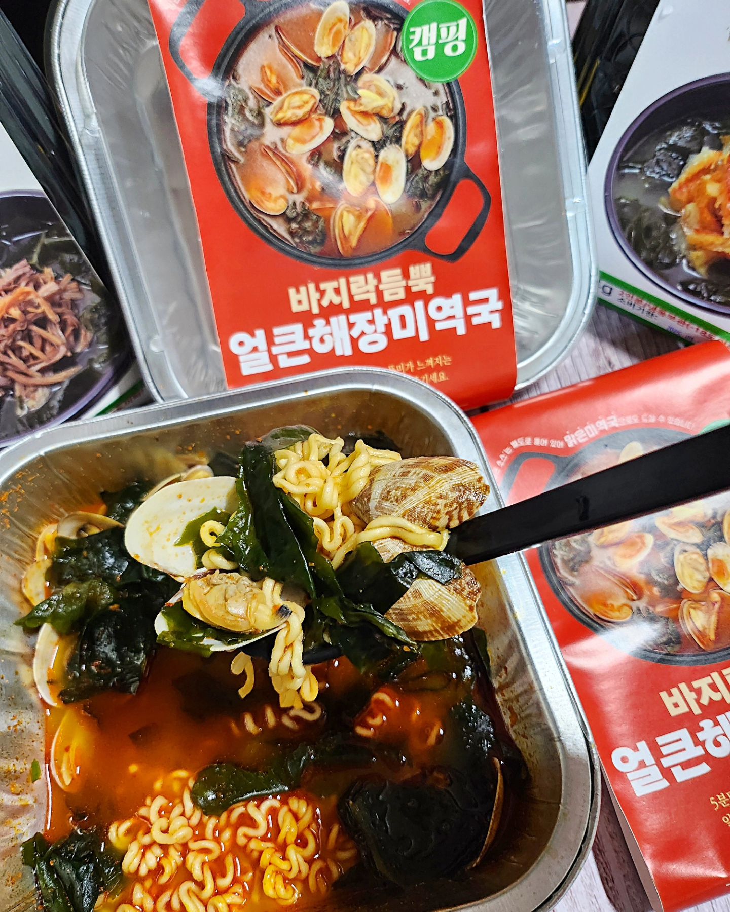 #협찬 미역국밀키트

직화용기 포장으로 
따로 냄비 필요없이 
그대로 불 위에 올려 
끓여 먹기만 하면 돼서 
캠핑밀키트🏕로 
딱‼️입니다

비법양념과 자연육수, 
완도산미역으로 
깊은 풍미의 미역국을
5분만에 휘리릭 
간편하게 즐길 수 있어요👍

저는 얼큰하게 즐길 수 있는
바지락듬뿍 얼큰해장미역국 
먼저 먹어봤는데요 

얼큰소스 넣고,
라면사리도 넣어 
맛나고 푸짐하게 즐겼습니다

와... 국물의 감칠맛이 
너무 맛있어서
또 소주 한 병 꺼내 왔잖아여😂

해장으로나 술안주로도 
넘 좋은 미역국밀키트에요

소고기와 황태미역국 역시
건더기 듬뿍듬뿍 들어 있어서
넘 맛있게 먹을 수 있어요 
.
.
.
#캠핑밀키트 #캠핑요리 #소고기미역국 #미역국 #밀키트맛집 #밀키트추천 #밀키트 #미역국맛집 #맛있다그램 #맛스타그램 #맛집밀키트 #맛팔 #오늘뭐먹지 #술스타그램 #안주스타그램