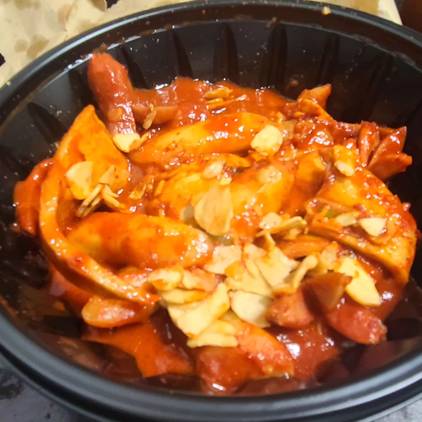 #아차산매운떡볶이 8단계
맛있게 맵네요
밀떡이 아니라 아쉬운데 또 쌀떡이라 더 어울리는것 같기도 합니다
#떡볶이 #떡볶이맛집