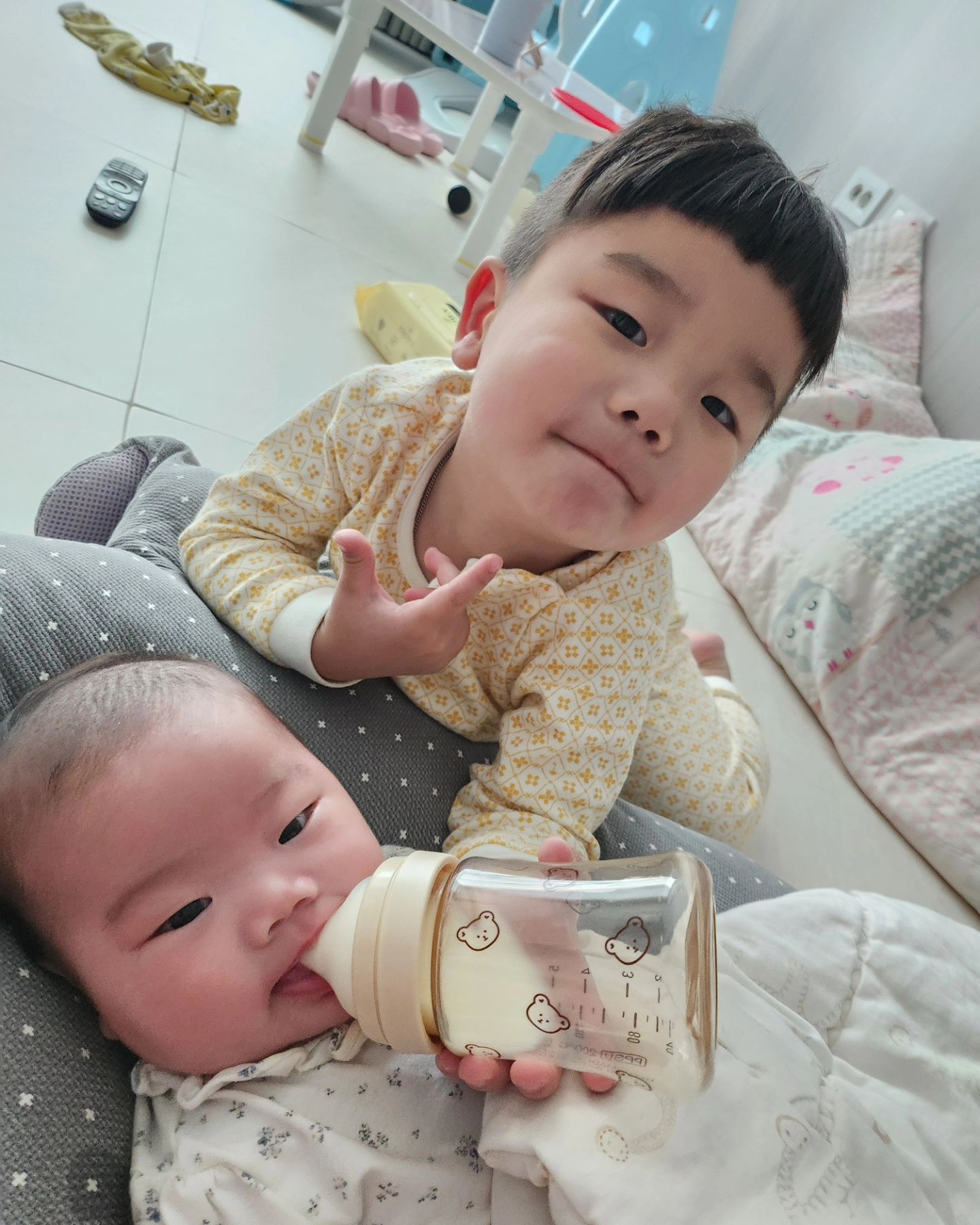 Han gyeoal & byeol 

동생태어나고 매일 혼나는 한결이지만 소중하고 많이 사랑해. 

#쥐띠아들맘  #용띠딸맘  #사랑둥이  #다가졌다그램✌🏻️ 
#행복하자  #힘들지만행복해  #사랑해  #우리가족