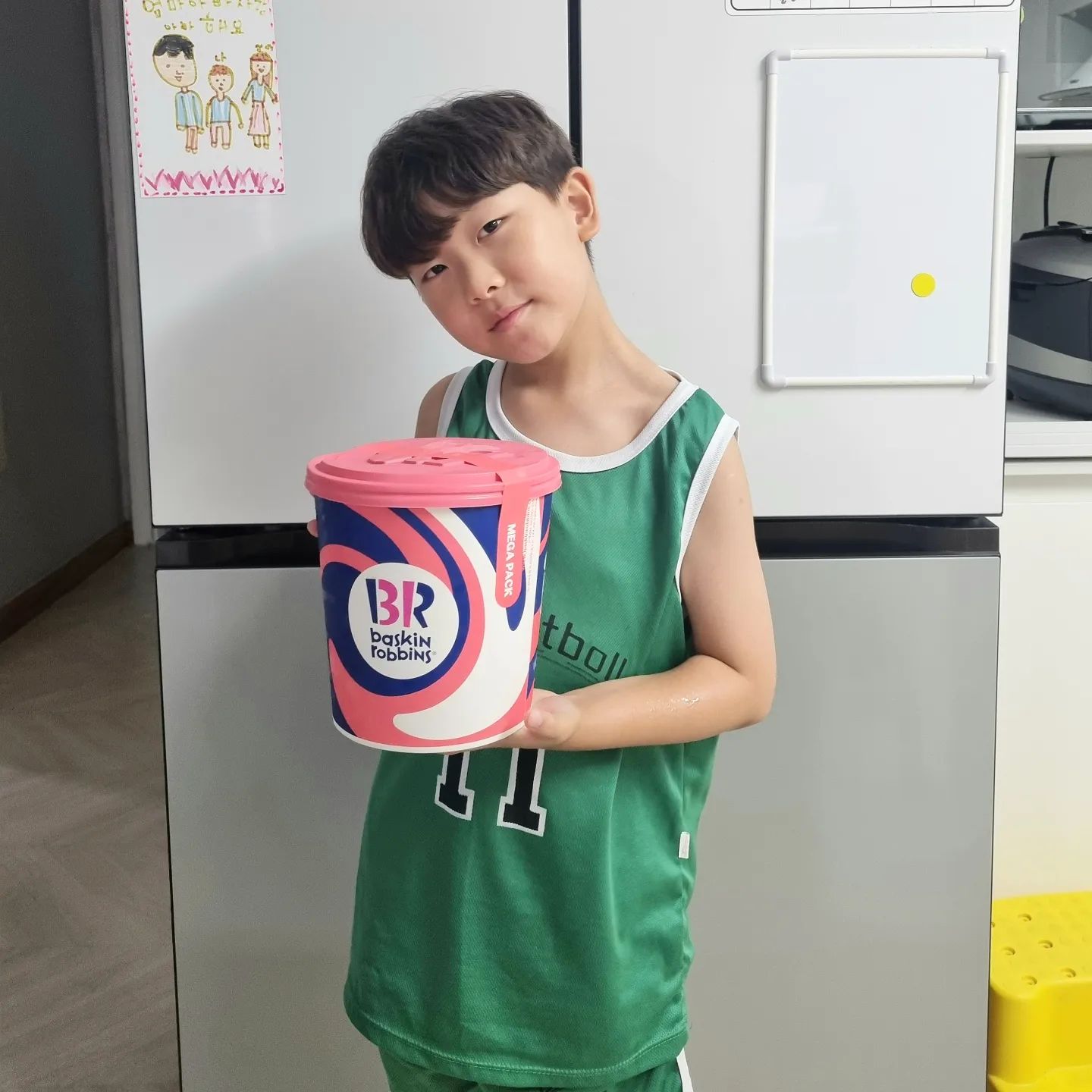 #🍨
.
.
배스킨라빈스에서 시즌 한정 메뉴로 출시된 9가지맛 메가팩♡
사전예약해서 픽업해옴 +_+
9가지 맛 다양하게 먹을 수 있어서 좋긴 한데 
세로담기 왜 안되는 거냐고요🥲 (우리 지점만 이래? ;)
위에 두가지맛 먹다가 질려서
(하필 처음 먹어본 메뉴 우주라이크봉봉, 블루서퍼비치;)
결국엔 덜어내고 좋아하는 걸로 먹음ㅎ
승쥬니가 젤 좋아하는 쿠키앤크림은 젤 밑에 깔렸나봐-
2번이나 선택했는데도 안보여서 실망한 뜽쥬니🥲
그냥 쿼터나 패밀리로 조금씩 먹으께요.....ㅎ
.
.
.
#배스킨라빈스 #배스킨라빈스메가팩 #메가팩후기
#한번사먹었으면됐다 #그냥먹던걸로먹자ㅎ
#그리고요즘좀잘생겨보이는 #내새꾸 #외모성수기👉👈💓