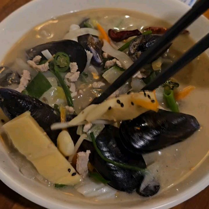 #협찬
🍜🥢 셋이서 오랜만에 모여서 먹는 점심 🍽️💕

경산 옥곡동에 위치한 중식 맛집 류일관에서
-국물맛이 얼큰한 백짬뽕 🍲🔥
-해물과 채소가 듬뿍 들어가 있는 해물 쟁반 짜장 🦐🥦
-달콤한 소스와 겉바 속촉의 탕수육 🥢🤤

사장님도 친절하시고 신선한 재료로 맛있게 요리해주셨어요! 👨‍🍳✨

📌류일관 경산점
📍경북 경산시 경산로 7길 14-3 1층
⏰️매일 11:30-21:00/브레이크타임 15:30-17:00
📞0507-1426-5608

#경산중식맛집 #류일관 #백짬뽕 #해물쟁반짜장 #탕수육 #경산맛집  #짬뽕맛집 #리뷰노트