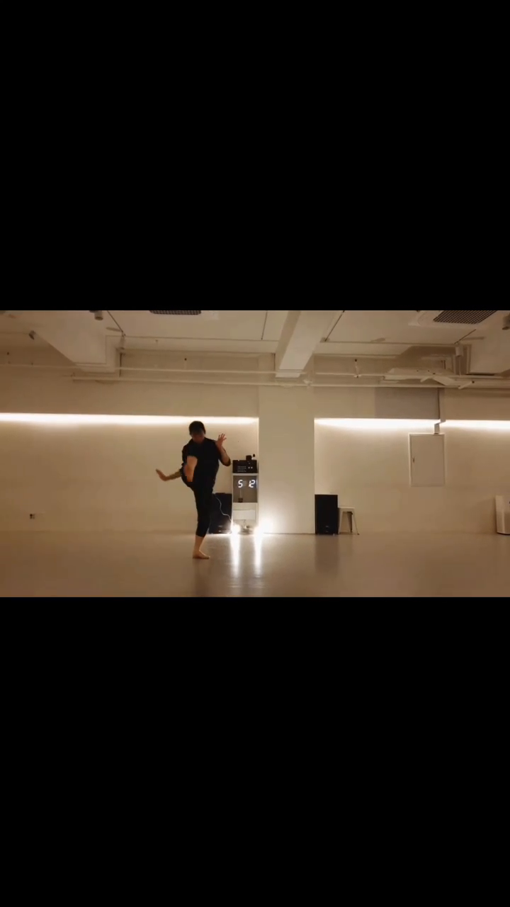 #jazzdance #lylicaljazz #만개화

업로드할게 너무 많아진 와중에 이제서야 올리게되어 머쓱한 7월의 만개화👀💦

순간순간을 잘 쌓아나가고있는지에 대해 고민하고있던 시기에 만났던 소중한 안무.
더 단단하고 깊어지는 그날까지 너무 많이 생각하지말고 달려야지 🐥 ! 
_

Song. 만개화 - 안예은(56yenyen56)
Choreography. cooooooo_gi 🌸
Place. tunedancecompany
Edit. rao_june 🙇‍♀️✨️