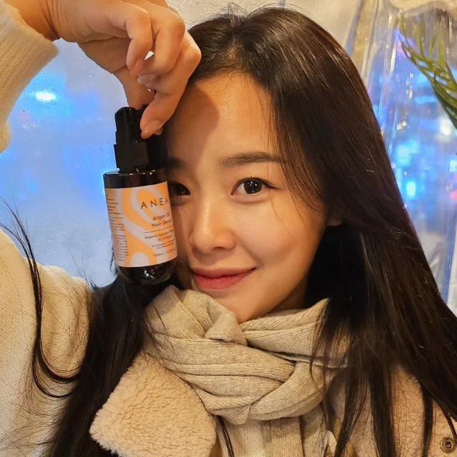 구찌맘 on Instagram: "#광고 반곱슬에 얇은 모를 가진 분이면 건조한 한겨울에 정전기 크리에 부스스함 장난 아니잖아요?🥲 근데 헤어오일 바르면 엄청나게 끈적거리거나 너무 오일리해져서