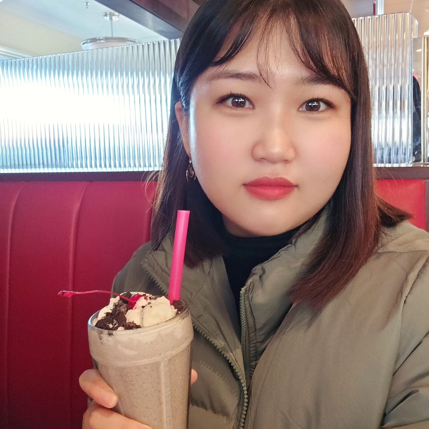 Sliver Diner🍽

미국식 식당하면🇺🇸
딱 떠오르는 분위기!

특히 쉐이크가 아주 미국미국함🥰

체인점이라 메뉴도 엄청 다양해서
미국 동부 여행 중이라면 들려보아요👍

📍12251 Fair Lakes Pkwy, Fairfax, VA

#silverdiner #virginiarestaurants
#미국여행 #미국동부여행 #미국맛집
#실버다이너 #쉐이크 #냠냠 #점심