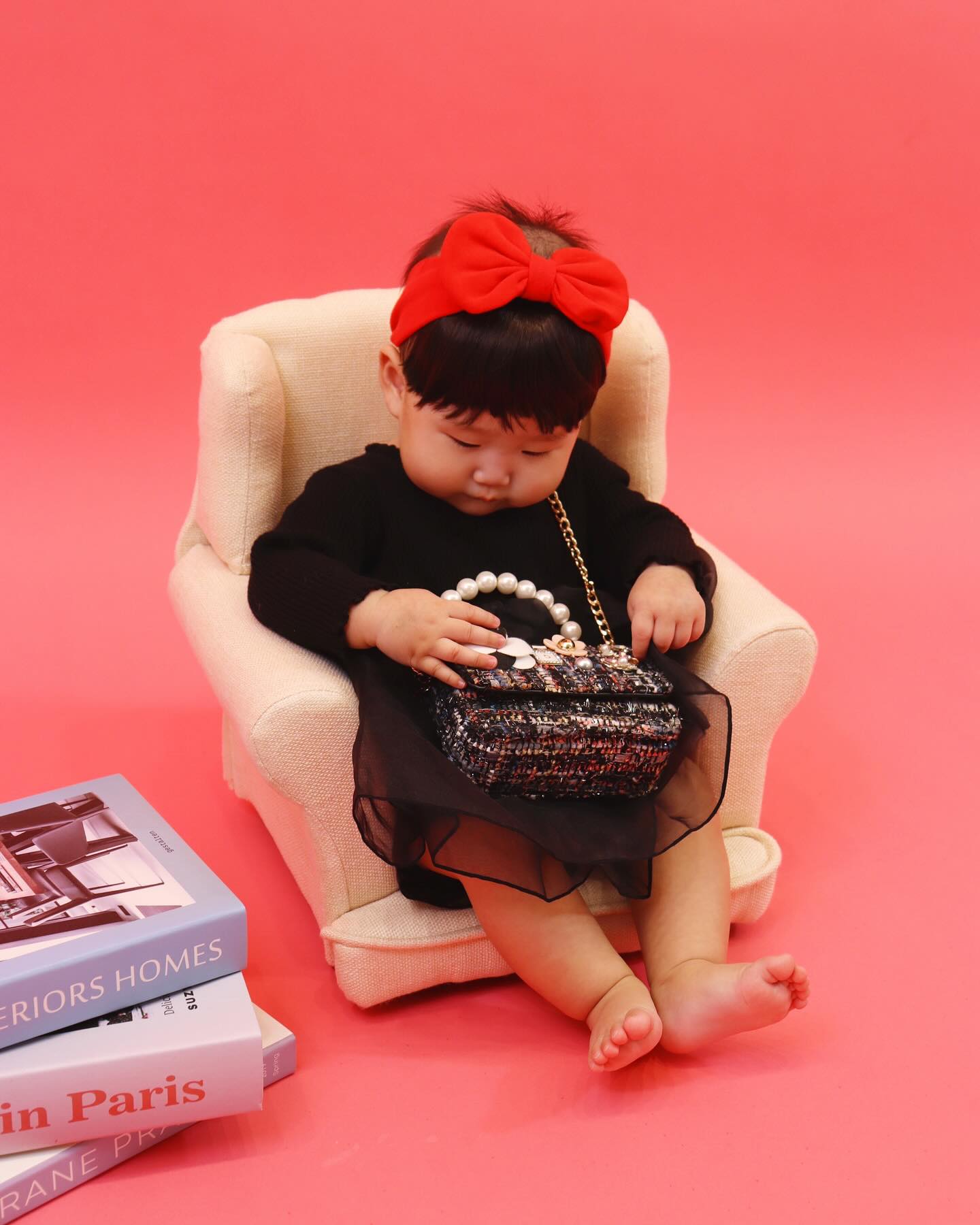 나도 여자랍니다🎀

가방 장식이 맘에 드는지 한참을 만지작만지작
근데 앞머리 가발 씌우니 너무 귀엽자나
(웃참했던건 비밀이야ㅋㅋㅋ)
.
.
.
#200일사진#베이비셀프스튜디오#아기사진찍기#웃기고귀엽고다해#6개월아기#육아기록