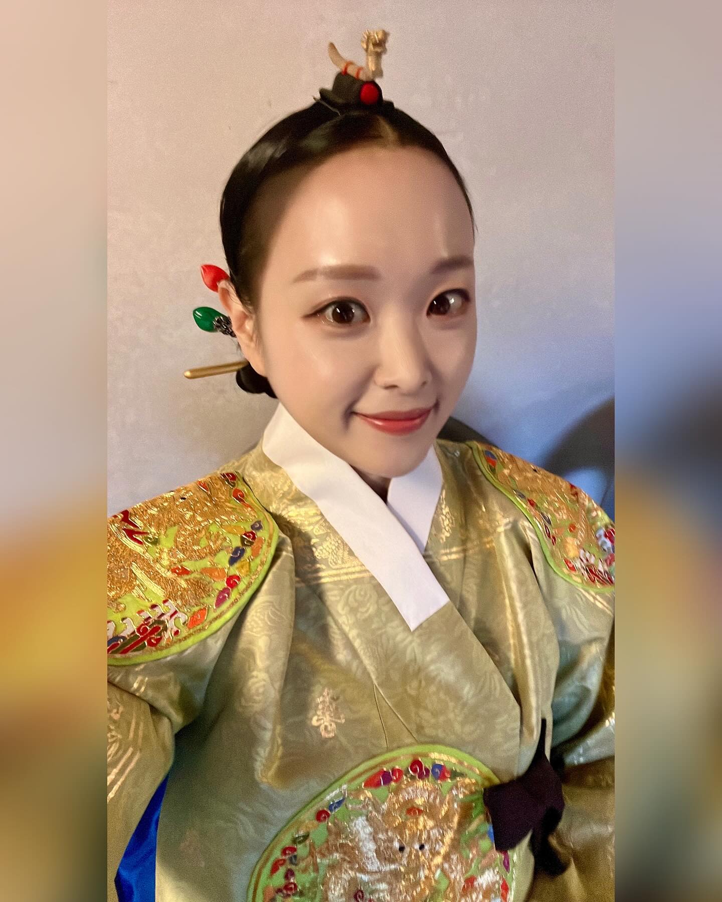 검은 머리 서영의 일 기록: 중전 분장 중에 신나는 바람에 서영 자아가 튀어 나와버렸고 그걸 본 분장실 언니가 사진을 찍어주셨다ㅎㅎ 그 사진 보고 너무 놀란 나는 스탠바이 때부터 진심으로 중전이 되기로 마음 먹고 열일 ✨ 그리고 퇴근 때 다시 서영이가 되었다.