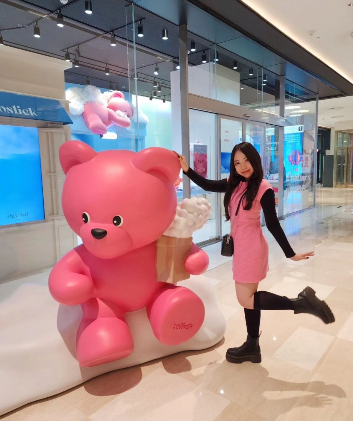 #협찬 #유료광고 bslick_official
롯데타워,롯데월드몰,에비뉴엘에 곰돌이들이 출현했다?🧸🩷
이번 주말은 롯데타워에서 진행하는 bslick 팝업으로 오세요~

🧸  bslick은 be-slick을 뜻하는 브랜드로, 슬릭하게 되자라는 의미를 담고있습니다~ 

🎀 슬릭라운지는 나르시즘을 주제로 새로운 나의 모습을 AI로 연계한 체험형 전시입니다.
슬릭라운지에서는 AI 기반의 다양한 공간 경험을 체험하며 F&B 카페를 함께 운영하여 복합 문화공간으로 여러분들에게 처음 선보였습니다.

🧸 비슬릭의 첫번째 시리즈 SLICK LOUNGE(슬릭라운지), 두번째 시리즈인 SLICK STUDIO(슬릭 스튜디오)를 롯데월드 어드벤처에서 운영하고 있으며, 
세 번째 시리즈인 SLICK STORE(슬릭스토어)를 롯데타워에 오픈했습니다!🩷

🫧 슬릭스튜디오는 슬릭라운지를 한 층 더 업그레이드 하여 잠실 롯데월드 어드벤쳐에서 운영하고 있습니다. 기존 셀프 스튜디오였던 그럴싸진관을 리뉴얼한 슬릭스튜디오는 AI 기술의 다양한 영상과 조명을 통해 나에게 딱 맞는 공간을 경험하고 기록할 수 있는 공간이
되었습니다~🩷

🎀 슬릭스토어는 슬릭스튜디오에 있던 베어슬릭이 서울 하늘의 구름을 따러 스카이 전망대로 향하여 가져온 다양한 굿즈 상품을 파는 공간입니다~ 베어슬릭이 하늘에서 따온 플러피한 클라우드(솜사탕)과 베어슬릭 키링 등 다양한 굿즈 상품을 만나볼 수 있습니다~🩷

📍서울특별시 송파구 올림픽로 300 (롯데월드몰 B1 스카이 전망대 매표소 옆)
⏱️ 월~일 (오전 10시 30분~오후 10시)

#협찬 #베어슬릭 #비슬릭 #슬릭스토어 #잠실가볼만한곳 #롯데월드몰 #롯데월드타워 #서울스카이 #스카이전망대 #롯데타워스카이 #데이트 #굿즈 #롯데타워전망대