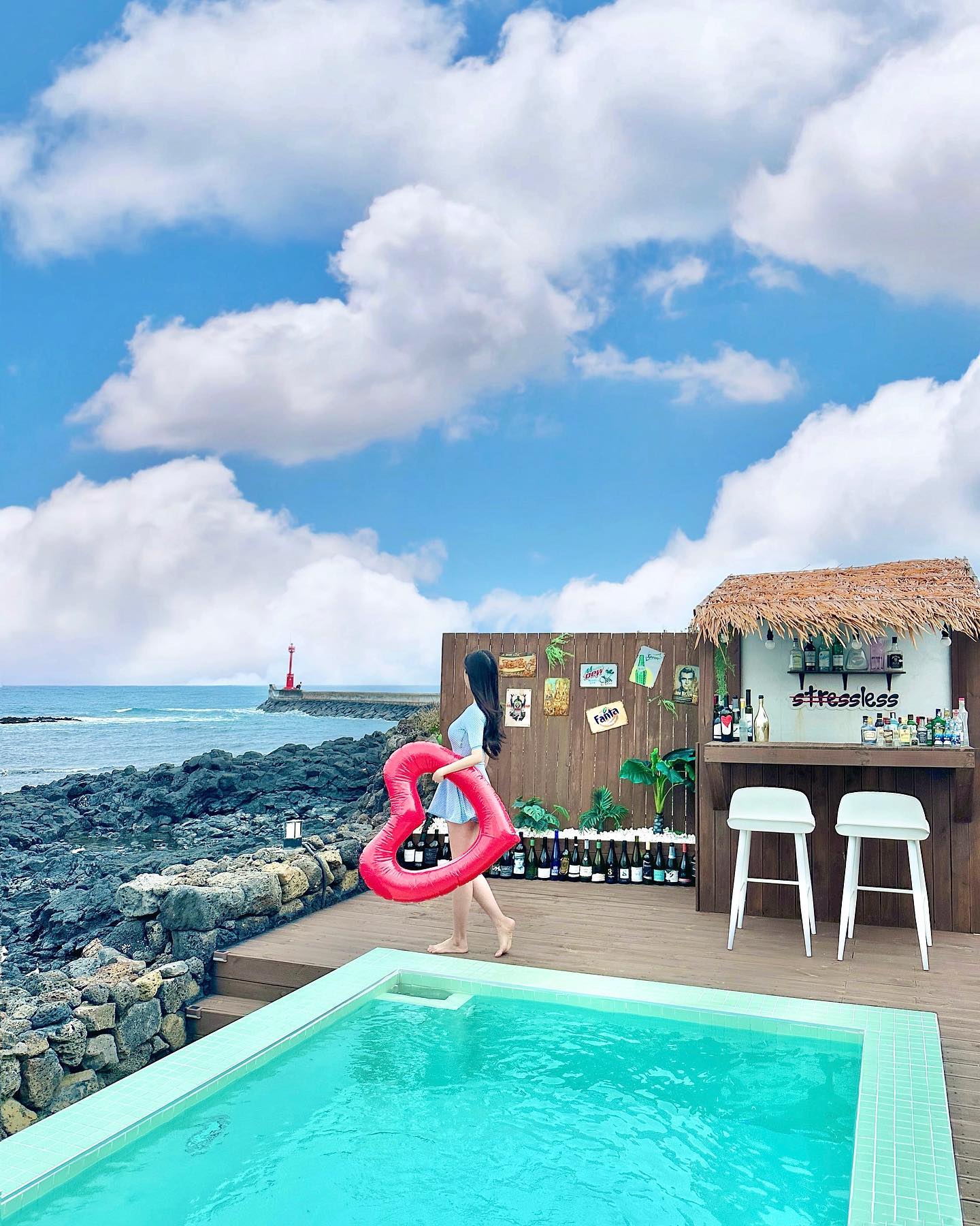 휴양지같은 개인 풀사이드바가 있는 제주숙소🌊💙

바다와 이어진 풀빌라+자쿠지+바베큐장까지 프라이빗 그자체!
조용한 바닷마을에 위치해 바다 위에 떠있는듯한 느낌이에요

복층 구조로 거실과 부엌, 실내 자쿠지까지 어디서든 오션뷰를 볼 수 있는데요 다도공간에서는 차 한잔 호로록하고 개별 바베큐장에서 바다보며 고기 굽굽해먹으면 완벽한 눈호강 코스💙

특히 인피니티풀에서 보는 일몰이 끝내주니 놓치지 마세요 ◡̈ 

📍스테이스트레스리스 stay_stressless 
▫️제주 제주시 조천읍 신촌북3길 30-7
▫️체크인 16:00 / 체크아웃 11:00
▫️기준 인원 : 2인 
▫️야외 인피니티풀 (1-2월은 운영X)
▫️실내 자쿠지, 개별 바베큐장
▫️다이슨, 스타일러 구비