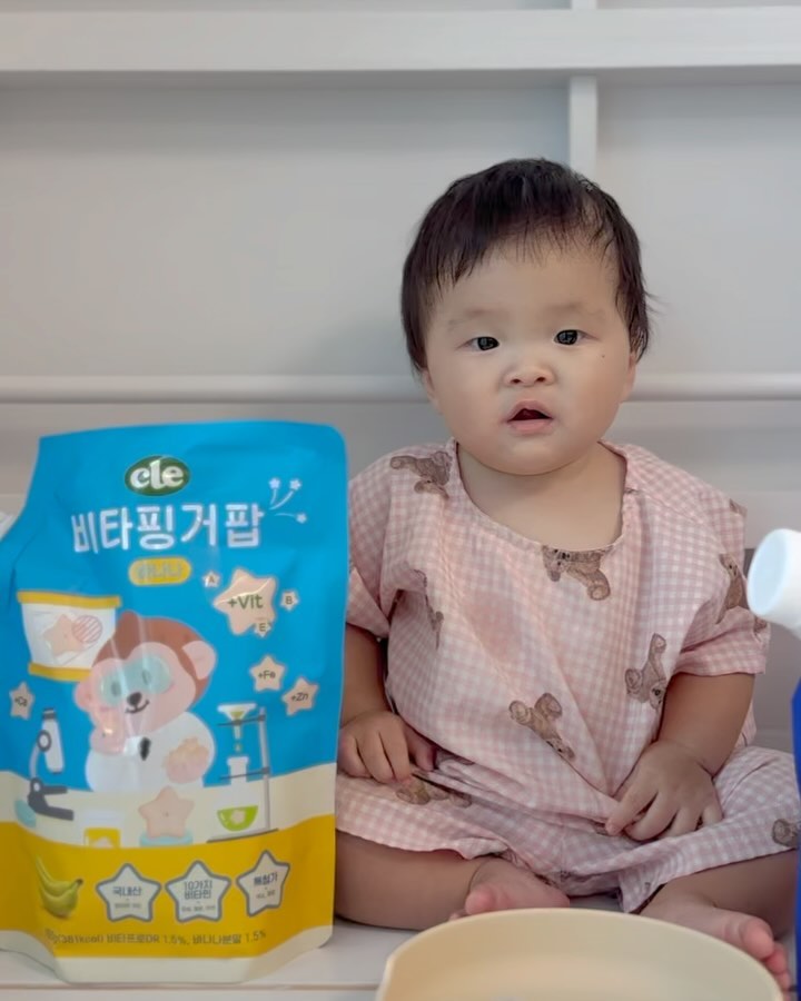 #제품제공 x 비타핑거팝 3종

그고 알지? 어릴수록 소근육 활동은 중요하단 거 !
아이들 소근육 발달에 좋은 작은 별모양의 퍼핑과자

“비타핑거팝”

아기 과자 답게 합성첨가물, 인공색소 등 없어 안심하며 먹을 수 있고 유기농 현미, 귀리 그리고 이름처럼 10가지 비타민과 칼슘, 철분, 아연이 함유되어 건강하고 맛있는 간식이랍니담__ 🫶🏻

👶🏻 난 말야, 100g 대용량 비타핑거팝
원형캡으로 오랫동안 바삭하게 냠냠 즐겨 먹어 ! 

요거 참 마시또 

시리얼처럼 우유에 넣어 먹거나
요플레에 토핑처럼 먹어도 마시따 ? 

🔖비타핑거팝 3종 foodcare_cle 
▫️구성 : 딸기 / 블루베리 / 바나나 
▫️작은 별모양으로 혹시나 목에 걸릴 염려 있기에 10개월 이상 부모님의 관찰하에 섭취 권장드려요 ✨
.
.
.
#푸드케어클레 #이유식 #중기이유식 #후기이유식 #유아식 #클레이유식카페 #아기퓨레 #초기이유식 #푸드케어 #푸드케어 #시판이유식 #육아 #시판이유시기 #이유식체험 #유아식체험 #아기간식 #칼슘젤리 #아기칼슘 #10개월아기