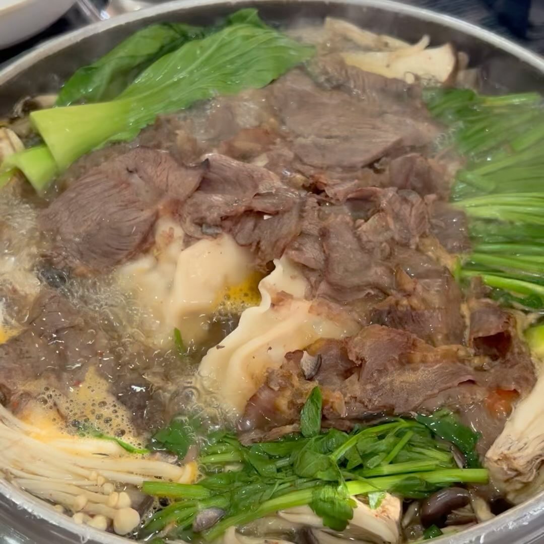#만두집 
요즘같이 쌀쌀하고 추운 이때 땡기는 따뜻한 국물🧡
전부터 미사 지나가면서 간판을 봤던 곳인데, 본점은 하남과 경기 광주 경계에 위치한 은고개에 있다해서 만두집 본점인 은고개점으로 다녀왔어요! 평일 주물 상관없이 점심때는 웨이팅있다해서 평일 점심시간 지나고 다녀왔어요. 웨이팅은 없지만 사람들이 꽤 있었습니다!
저희는 만두전골 2인분에 해물파튀 주문해서 먹었습니다.

🍽️만두전골
주문하면 거의 바로 나와서 좋았어요! 끓을때까지 기다려주면 됩니다. 고기도 많고, 만두가 4개가 고기 밑에 깔려있어요. 그리고 만두4개와 칼국수 사리를 따로 더 주셔요. 1인분당 왕만두가 무려 4개씩입니다... 양이 엄청나요! 국물도 자극적이지 않은 샤브샤브 맛이라 넘 맛있어요. 육수는 계속 리필  가능하니 걱정 노노! 끓을수록 진해지는 국물에 칼국수까지 먹으면 배가 빵빵해져요🐷 고기가 국물을 진하게 해줘서 점점 더 맛있어져요🥹

🍽️해물파튀
이름 그대로 해물파튀김이라 완전 바삭하고 두툼해요! 전골보다 먼저 나왔는데 튀겨진게 바로 나온 느낌이었어요. 따끈함이 덜해서 아쉬웠덤 파튀🥲 해물이 있지만 튀김가루가 더 많아서 바삭한데 식감은 튀김부스러기 먹는 느낌이라 아쉬웠어요. 하지만 양이 정말 많아요! 진짜 큽니다.. 우리는 1/3정도 먹고 포장해서 가져왔어요! 집헤서 에어프라이어에 데워먹으니 따끈하고 더 맛있게 먹었어요.

다음에 간다면 만두전골만 시켜서 배부르게 먹고, 차라리 도토리묵을 함께 시켜 먹을까해요! 만두전골은 정말 맛있어서 부모님 모시고 가기에도 너무 좋을듯해요! 
주차장도 넓어서 주차하기 좋으니 드라이브겸 오시길 추천합니다!

#맛스타그램 #먹스타그램 #푸드스타그램 #맛집 #맛집추천
#부부스타그램 #럽스타그램 #데이트맛집
#만두 #만두맛집 #만두전골 #만두국 #전골 #해물파전 #하남맛집 #경기광주맛집 #dumplings #dumpling #soup #dumplingsoup 
#재미잇 #잼잇 #재미부부

#일상 #선팔 #맞팔 #jmt #food #daily