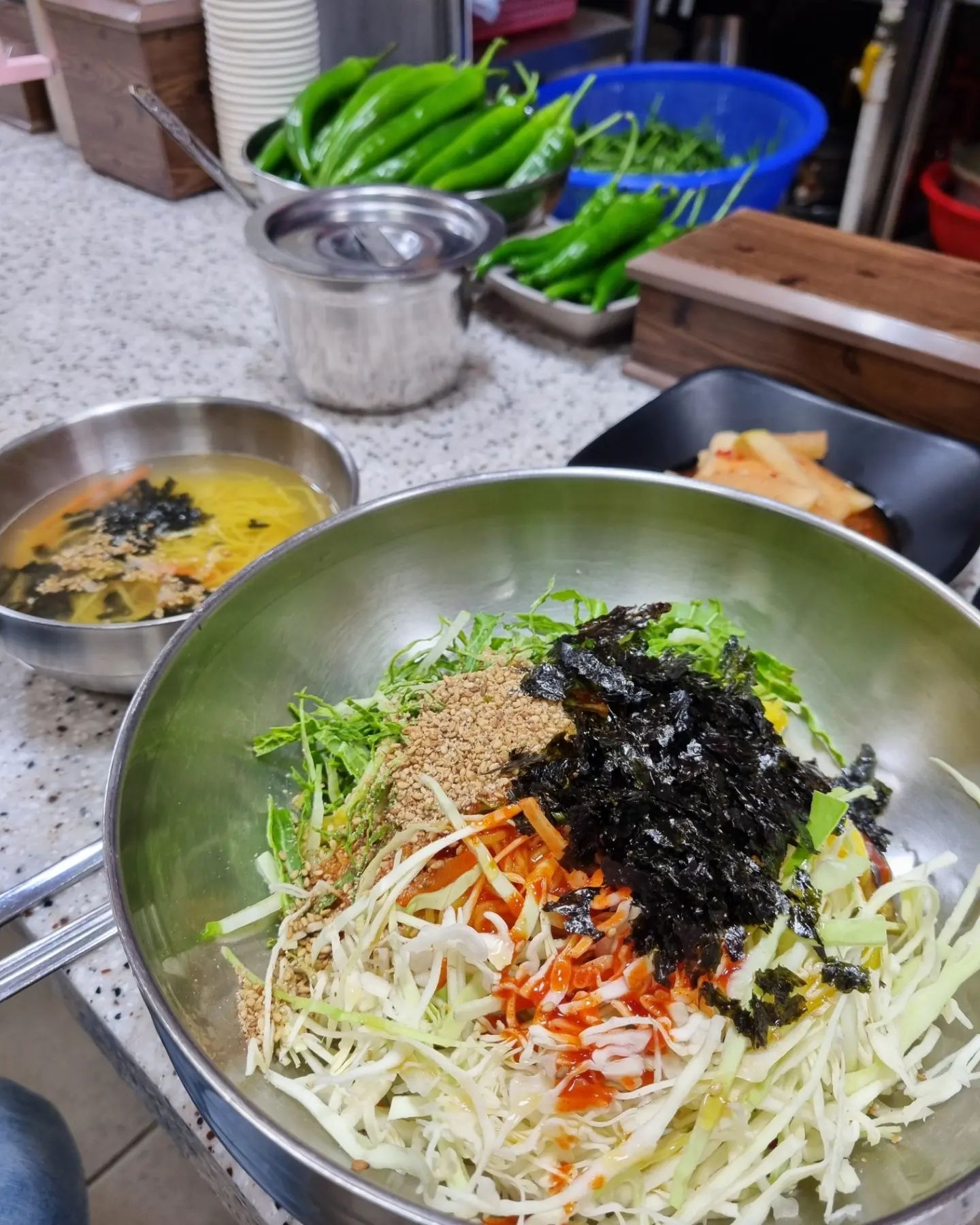#서문시장2지구 놀러갔다가
지하에서 먹은 맛있는 #서문시장 #칼국수
#엄마칼국수

바지락 이빠이 칼국수는 국물 끝내주고
비빔은 새콤새콤

후식으로 먹은 #커피 까지 완벽했던 
어제의 하루~

오늘은뭐먹지❤️

#일상#대구#대구맛집#서문시장칼국수#주말#좋아요#바지락칼국수#대구칼국수맛집#맛스타그램 #먹스타그램