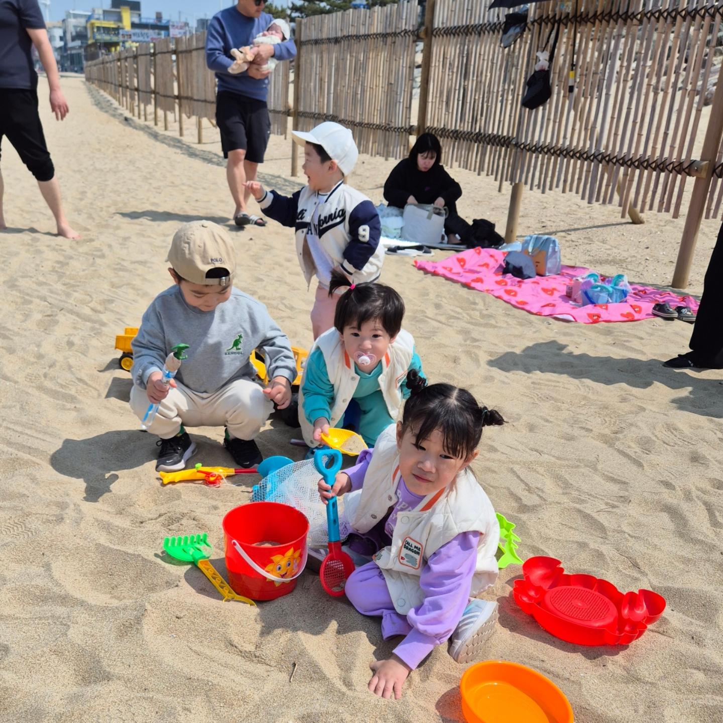 💕💕💕💕💕💕💕💕💕💕💕💕💕

대부도 2탄❤️

늦게 자도 아침일찍일어나는 애기들 덕에
엄빠들 아침부터 짜파게티에 어제남은 
갈비살이랑 삼겹살 구워서 야무지게 아침먹고

대부도 왔으니 빠질수 없는 모래놀이하러!!

날씨가 좋아서 바닷가에 사람들이 엄청 많고
카페에도 사람들이 넘쳐나는😅😅😅

돗자리펴고 자리잡은 다음에 애기들 원없이
모래놀이 시켜주고ㅋㅋ 커피사러간 아빠가 줄이 길어서 돌아오질않아 진서랑 둘이서 조개주우러
갯뻘갔다가 진서가 순식간에 물어들어가버림🥲
운동화 더러워진김에 하고싶은대로 하랬더니
신나게 물장구도 치고...ㅋㅋㅋ

결국 운동화 벗고 업고 갔다는...😂😂😂
태훈이까지 엄마손잡겠다해서 진서 업고 태훈이 손잡으면서 가다가 큰이모부가 진서
안아줘서 편하게 차까지 도착💕💕💕
앞으로는 엄마가 신발 두개씩 챙겨서 다닐께😅

너무 재밌어서 또 놀러가고 싶다는 우리진서❤️
자주자주 만나서 같이 놀자❤️❤️❤️

#대부도 #친척모임 #대가족여행 #모래놀이
