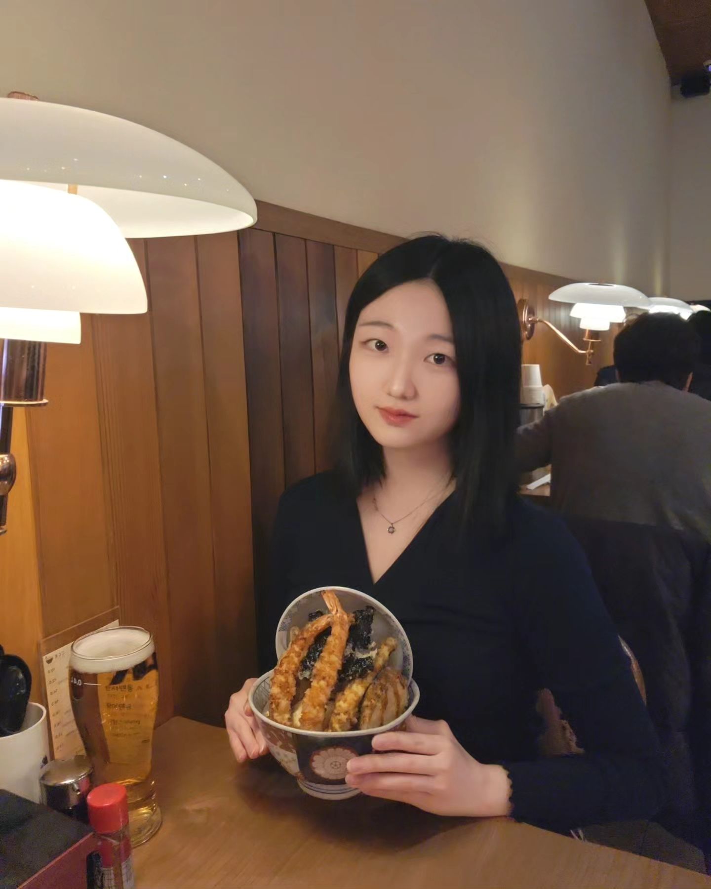 #협찬
고쿠텐 서현점 다녀왔어요🍤

고쿠텐은 사실 텐동 좋아하는 분들이면 한 번쯤 다 들어보셨을 만큼 넘 유명한 매장이잖아요.
수요미식회, 생생정보통 등에 소개되기도 했구요.
서현점은 고쿠텐 본사에서 직접 운영하는 직영 매장이라 믿고 방문할 수 있어요ㅎㅎ

매장 들어가자마자 화이트 우드 조합으로 너무 깔끔하고 예쁘게 인테리어 되어있어서 좋았어요🤍🤎
또 저처럼 조명이 켜진 저녁에 방문하시면 매장의 편안한 분위기가 더욱 잘 느껴지실거예요ㅎㅎ 
이런 분위기에서 가볍게 맥주 한 잔까지 하면 너무 좋겠죠. 그래서 맥주도 한잔 시켜줬어요..🍺

식사는 시그니처 메뉴인 고쿠텐동과 로우고쿠텐동을 시켰고요. 카레우동도 하나 추가했어요! 
지난번에 고쿠텐동을 시켰을 때 정말 양이 넉넉해서 남기게 되더라고요. 
그래서 이번에는 로우 고쿠텐동으로 좀 더 가볍게 식사하고 싶어서 주문했어요. 
일반 고쿠텐동과 로우고쿠텐동 차이는 사진으로 보여드릴게요!

제가 먹는 방법을 적자면 저는 튀김을 그릇에 다 옮긴 후에 계란 위에 고쿠 텐동의 특제소스 뿌려서 밥과 비벼 먹은 후 튀김과 밥을 먹는 걸 좋아해요!
오늘도 그렇게 먹었는데 진짜 너무 맛있어서 이 글 쓰면서도 또 먹고 싶네요.. 특히 저는 이 특제소스(타래 소스)를 너무 좋아해서 소스 많이 뿌리는 걸 안 좋아하는데도 매번 많이 뿌려먹어요ㅋㅋ 
제가 고쿠텐을 좋아하는 이유가 여기 튀김은 하루에 2번 새로운 기름을 사용해서 그런지 튀김이 진짜 맛있어요🥲👍🏻
저는 특히 고쿠텐의 가지튀김을 너무너무 좋아해서 개인적으로 가지텐동이 나오길 조심스럽게 바랍니다🍆❤

텐동이 먹고 싶은 날이나 서현 맛집을 찾으신다면 고쿠텐동 서현점 추천드려요💛

#서현맛집 #서현역맛집 #분당맛집 #고쿠텐서현점 #고쿠텐 #텐동맛집 #텐동 #고쿠텐동 #카레우동 #리뷰진 #서현데이트 #맛집추천 #텐동집추천 #서현핫플 #분위기맛집