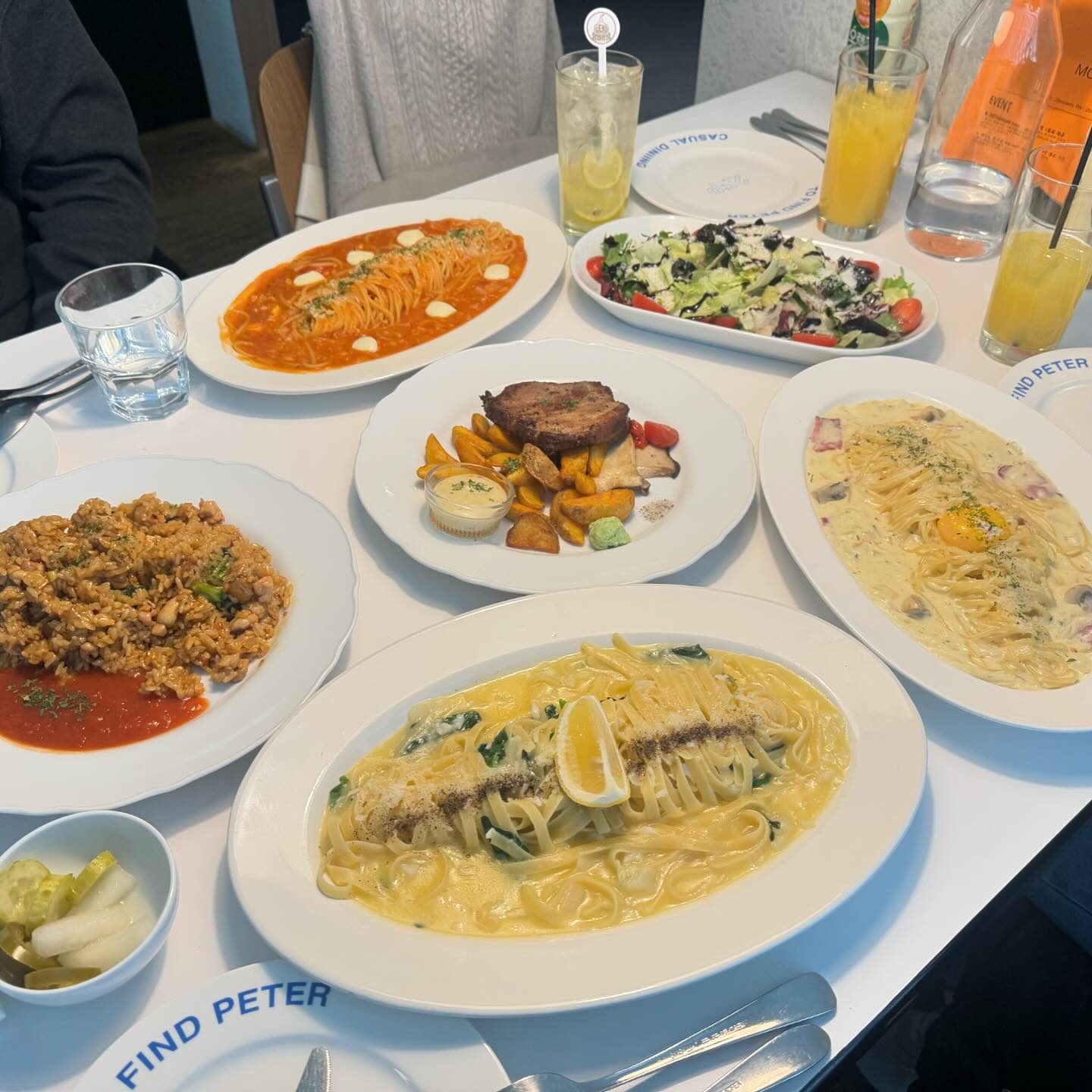 #휴일
모처럼의 휴일에 오백년만에 맛집탐방,,
투파인드피터 맛있다,, 우리동네에도 생겼으면,,
.
스윗레시피는 음료는 너무 단데 
케이크는 하나도 안달고 맛있었음,,
.
멀티방가서 2시간 30분동안 노래만 불렀어요
그냥 노래방 가는 게 싸게 먹혔으려나ㅋㅋㅋㅋㅋ
.
승주 퇴사기념 생일기념 간만에 봤는데
다음엔 누가 퇴사해있을지 함 봅시다ㅋ
.
.
.
#일상 #일상스타그램 #99 #스물여섯 #봄만스물여섯 #먹스타그램 #맛스타그램 #우정스타그램 #대학동기 #18학번 #🥂 #노원맛집 #투파인드피터 #파스타 #🍝 #스윗레시피 #카페스타그램 #☕️ #🍰 #하루필름 #📸