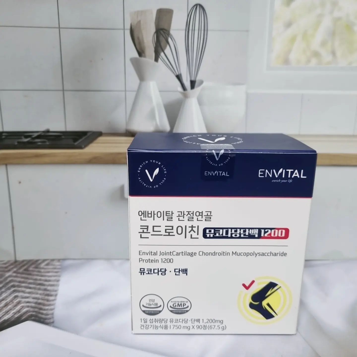 #협찬
🎁엔바이탈 관절연골 콘드로이친

👉🏻관절연골 집중 건강 케어, 100% 프랑스산 프리미엄 가오리 연골 유래 뮤코다당·단백
👉🏻뮤코다당·단백 하루 섭취량 1,200mg (1일 섭취량) 
👉🏻어골칼슘, 보스웰리아, 초록입홍합, 우슬, 강황 등 8가지 부원료 함유
👉🏻간편하고 위생적인 PTP 타입, 1일 3회 1회 1정 

➡️이런분들 추천해요
✔️관절 움직임의 불편함을 느끼시는 분
✔️관절의 지속적인 관리가 필요한 중장년층 
✔️장시간 같은 자세로 업무를 하시는 분 
✔️관절 사용이 잦은 운동 및 등산을 즐기시는 분 
✔️집안일과 육아로 손목과 어깨 관절이 염려되는 분 
✔️관절과 연골 건강을 위한 건강기능식품을 찾으시는 분 

요즘 콘드로이친 필수품영양제 되어있는거 아시죠?
저도 40대이다 보니 꾸준히 챙겨먹고있어요
거부감없고 크기도 적당해서 섭취하기 편하네요

official_envital
🤚🏻12/11~12/31 프로모션 기간 1+1 구매 가능해요

#엔바이탈 #콘드로이친 #뮤코다당 #가오리연골 #관절영양제 #연골영양제 #콘드로이친추천 #건강기능식품