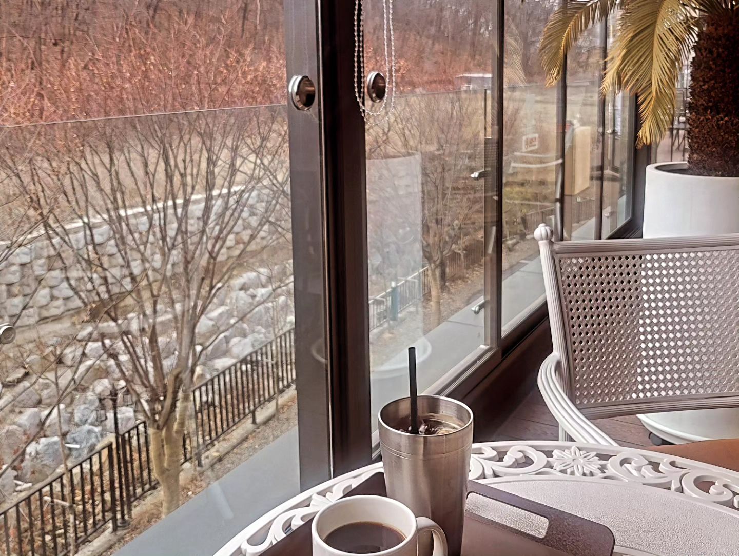 자연감상시간🌳 #조용히생각에잠기기
.
.
.

#커피한잔의여유☕️ 
#홍종흔베이커리 
#용인수지카페
#일상기록📷 
#카페투어
#멍때리는시간
