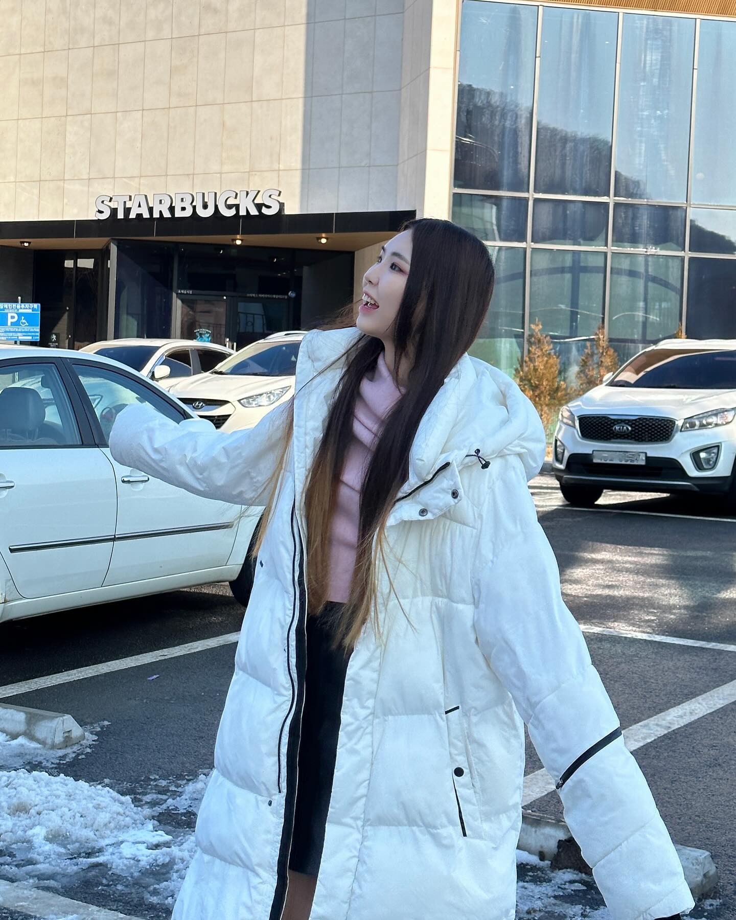 놀러나와서 엄청 신난 나😆✨

#스타벅스 #여행 #일상 #여행에미치다 #국내여행 #데일리 #소통 #롱패딩 #20대코디 #스타벅스그램 #경치좋은카페 #가평여행 #가평가볼만한곳