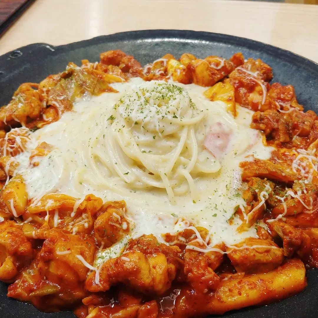 #협찬 헬로팬닭갈비 로데오점

✔익혀서 나오는 닭갈비

닭갈비가 다 익혀서 나오니 바로 먹을 수 있어서 좋고 태울 염려가 없어요. 센 불로 익히지 않아도 되니 옷에 냄새가 벨 확률도 낮아요!

✔크림파스타 닭갈비

신라면 정도 맵기의 닭갈비와 크림파스타의 조합은 누가 생각했는지 정말 칭찬해주고 싶네요. 닭갈비는 살짝 매콤하고 파스타는 꾸덕하면서 달콤하고 부드러운데 닭갈비랑 파스타랑 같이 먹어도 맛있고 번갈아 먹어도 맛있어요! 셀프 주먹밥도 있어서 다양한 방법으로 먹을 수 있어요!

✔넓고 깨끗한 내부

내부가 정말 넓고 깨끗해요!

✔친절한 직원분

✔밀키스가 있다!

밀키스를 파는 식당이 별로 없는데 여긴 있어서 좋았어요.

✔셀프바에서 반찬을 추가해서 먹을 수 있다.

셀프바가 있어서 상추 등 원하는 반찬을 마음껏 먹을 수 있어요! 닭갈비만 먹다보면 질릴 수 있는데 반찬과 같이 먹으면 계속 먹을 수 있어요~

#의정부닭갈비#의정부맛집#의정부동맛집#의정부데이트#의정부로데오거리맛집#의정부중앙역맛집#의정부로데오맛집#의정부역닭갈비#의정부로데오닭갈비#의정부로데오데이트#의정부맛집추천#의정부음식점#의정부밥집#의정부역맛집#헬로팬닭갈비로데오점#kfood #hellopan