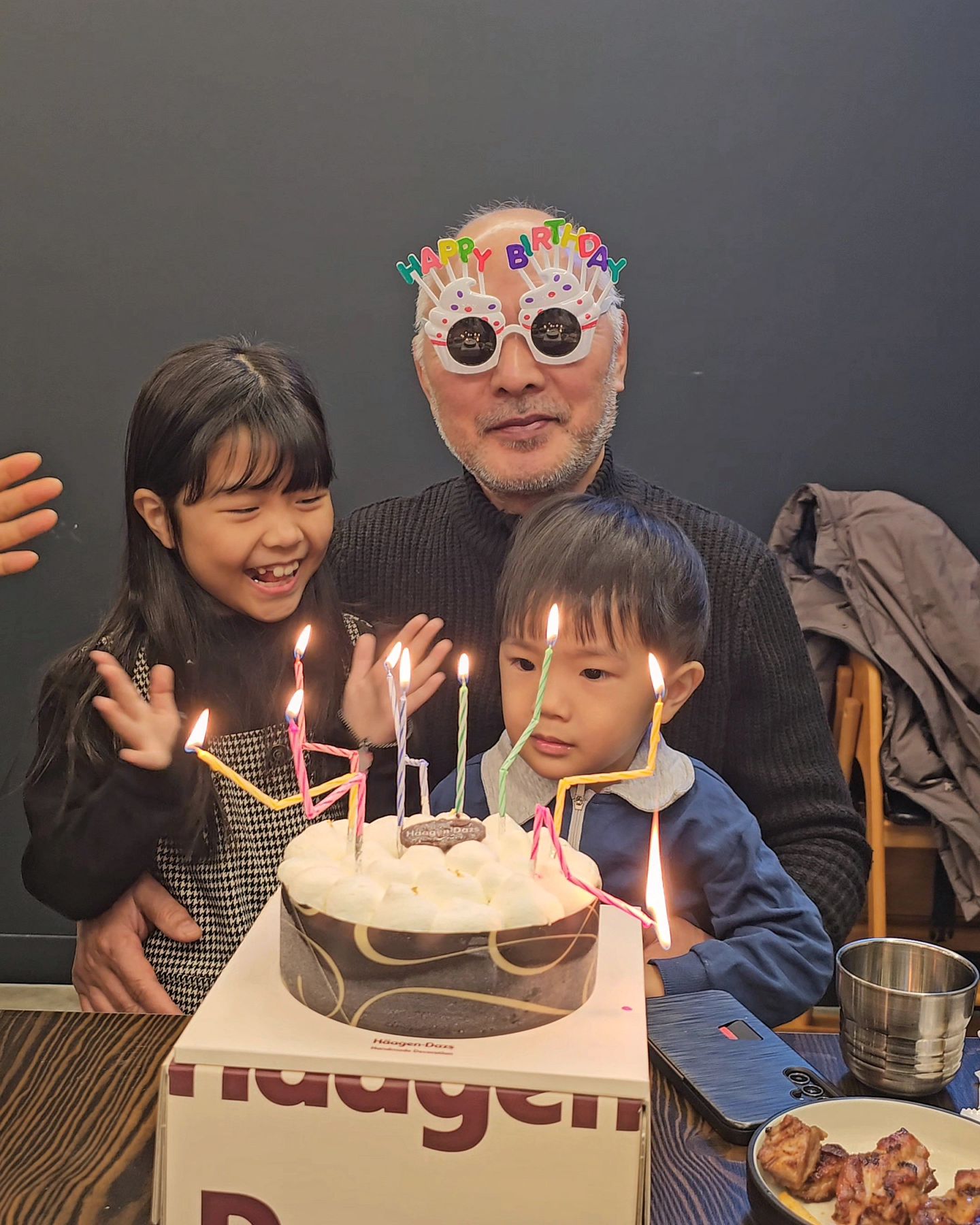 .
올해는 아빠랑 나랑 생일 4일 차이!
가족식사하면서 마무리로 케잌이 빠질 수 엄찌~~~
울아빠 스티브잡스 패션에 생일썬글라스 찰떡이구만 🥳
.
#70대중제일멋진울아빠
#생신축하드려요❤️