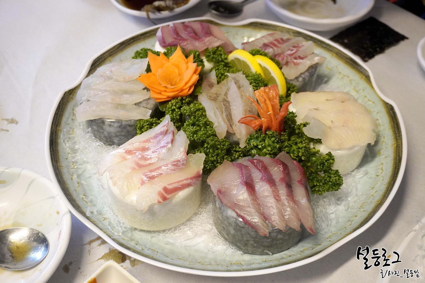 #협찬 #일송회수산 

제주도 쇠소깍 맛집으로 알려져있는 서귀포횟집 일송회수산! 배낚시로 올린, 자연산 활어를 맛볼 수 있었던 곳인데 금액대비 코스요리 구성이 너무 좋았어요!

갈치, 고등어회는 물론 메인 회종류도 넉넉! 각종 해산물 찬들과 알밥, 돈까스, 생선구이, 튀김은 물론 매운탕까지!

양도 푸짐하고 활어라 비교할 수 없는 맛으로 감동을 주었던 곳! 횟집앞에 위미항이 있어 식도락이 가능하기도하고 직원, 사장님이 친절하신 곳이라 다음 여행때 또 들릴까해요!

* 자세한 내용은 블로그를 확인해주세요. 

#제주맛집 #제주서귀포맛집 #서귀포맛집 #서귀포횟집 #금호리조트맛집 #제주남원읍맛집 #제주쇠소깍맛집 #쇠소깍맛집 #위미리횟집 #위미리맛집 #제주쇠소깍횟집 #쇠소깍횟집 #제주금호리조트맛집 #금호리조트횟집 #위미리맛집 #제주위미맛집 #올레5코스맛집 #스프링데일골프맛집  #동배군락지맛집 #공천포맛집 #샤인빌맛집 #샤인빌횟집 #공천포횟집 #올레5코스횟집 #위미리횟집