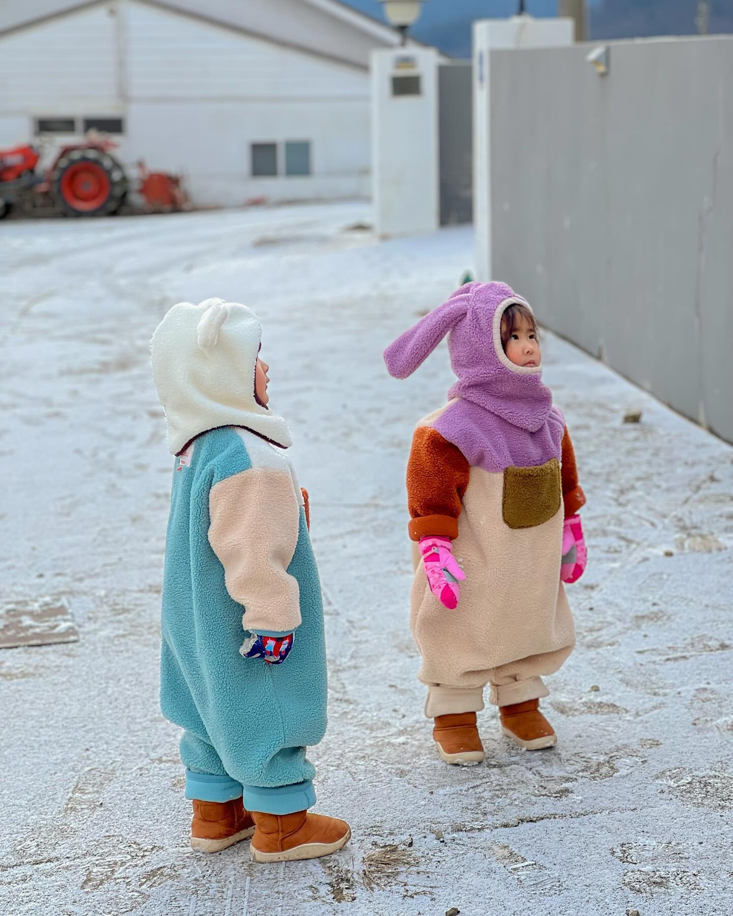 기다리고 기다리던 눈쌓인 날🌨️

눈 녹기 전에 후다닥 챙겨입고 나가서 놀았어요- 

요번 겨울 넘 따뜻해서 못입을까 걱정했던 초귀여운 두두앤솜 슈트&바라클라바도 드디어 개시🖤 doudounsomn