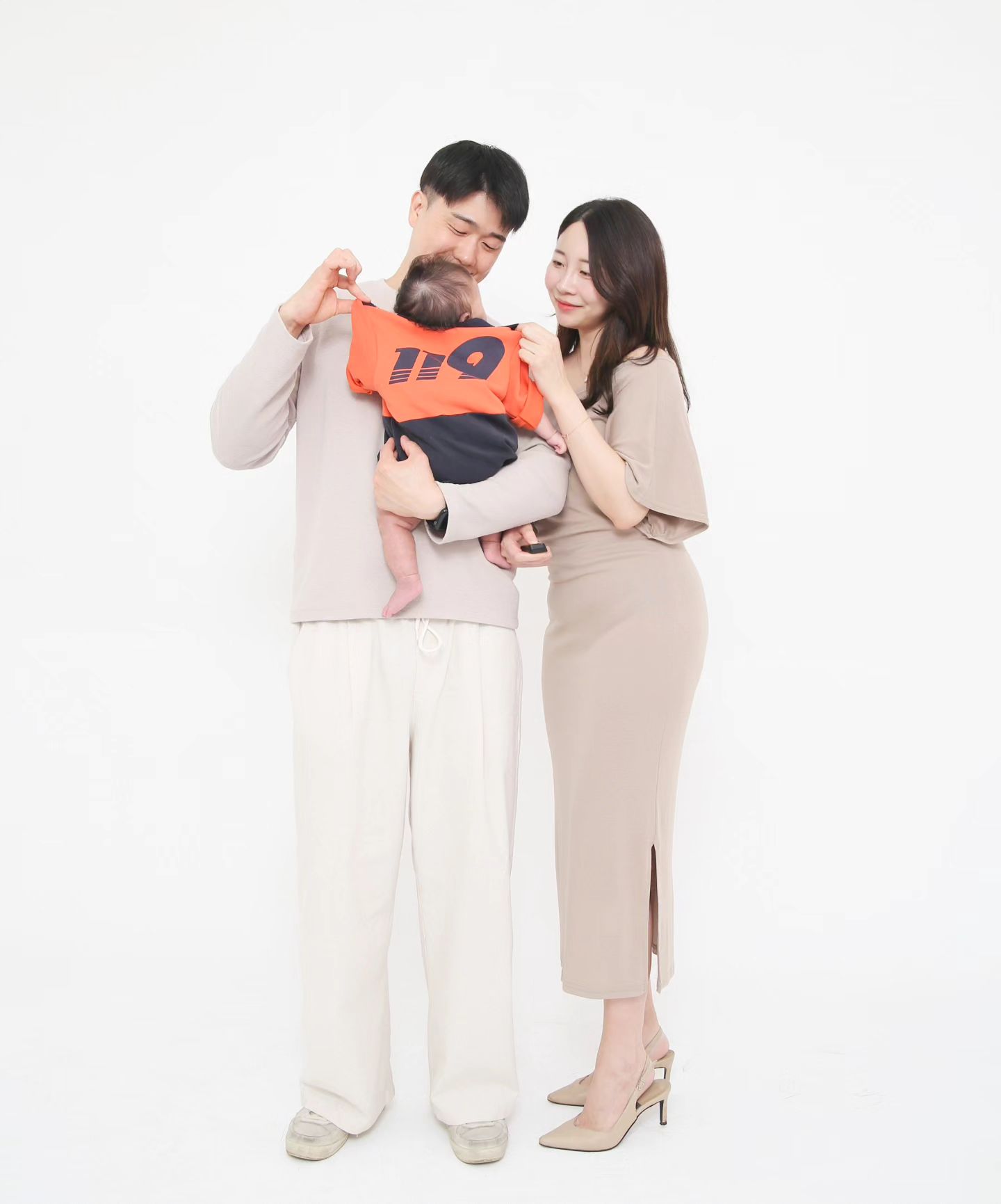 🧡
만삭촬영때 들고 찍었던 옷들을 이젠 입혀서 찍을 수 있다 🤭♡
아기랑 같이 사진 찍는 건 정말 생각보다 힘들고 정신없어서
옛날 같으면 거의 천장 찍고 왔을 텐데 ㅋㅋㅋ
이번에는 백 장도 안 찍은거 같다 거의 십분컷 😂

스튜디오에 소품도 많았는데 정신이 없으니까
활용도 하나도 안 하고, 이솜이 애착 인형도 가져와서 찍는다는게
깜빡하고 안 가져가서 완전 맨손으로 촬영 ㅋㅋㅋㅋㅋ

만삭 때 찍은 사진이랑 비교해 봤는데
왜 오빠랑 나랑 둘 다 초췌하고 살도 더 쪘는지 🙄🫠
그래도 재밌게 예쁘게 촬영하고 와서 기분좋군 ♡♡♡
이솜이 70일 기념 찍고왔다 (는 핑계) 이솜, 오빠 고생해또 😖🧡

🍼 네번째사진 맘마먹이다가 찍음 ㅋㅋㅋㅋㅋ

🏷 장소협찬 shutter_box_studio
- 넓고 프라이빗하고 소품, 파우더룸 따로 있음
- 예쁘게 네컷으로 보정해서 인화해준다 :)
- 주차가능

#부천스튜디오#부천셀프스튜디오#부천데이트#셔터박스
#셀프촬영 #셀프만삭사진 #아기셀프사진 #셀프가족사진