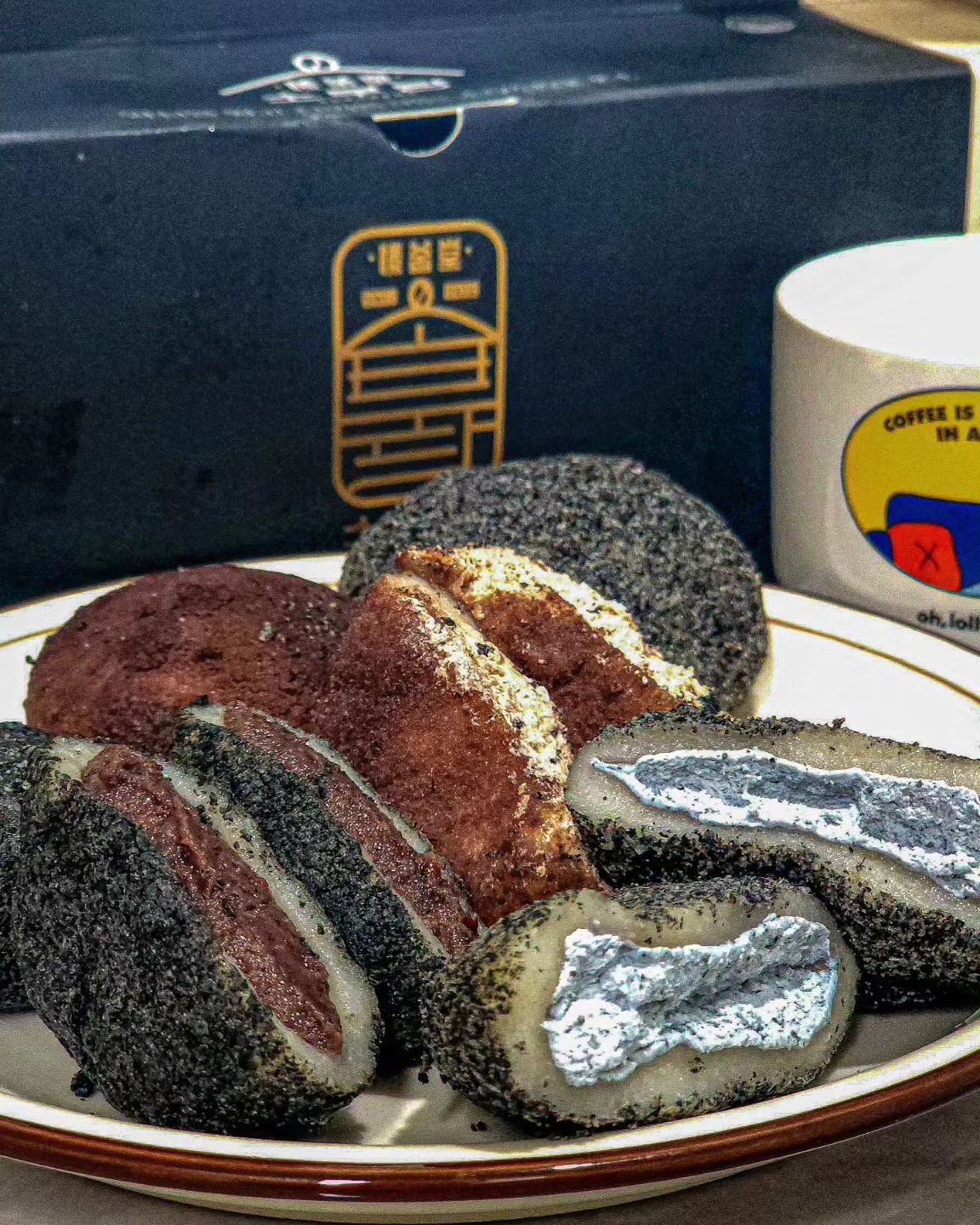 -광고
#제품제공 #소부당 

전주에선 이미 크림 찹쌀떡으로
명물인 소부당🍡 에서 

🖤 흑임자찹쌀떡 
🖤 흑임자생크림치즈떡
🖤 초코생크림치즈떡 

신제품 3종 출시로
한박스에 10개입 19,900원 인 가격에
간식대용으로도 딱 안성맞춤💖
냉동실에 얼려 살짝해동후 한입먹으면
크림의 부드러움과 찹쌀의 쫀득함이 더 극대화!
또 할매입맛 제대로 취향저격당한
흑임자찹쌀떡에 커피한잔 곁들이면 금상첨화🤤
다가올 추석에도 가족들모여서
소부당 찹쌀떡과함께 정을 나눠야겠어요💝 

✅ 구매문의 
sobudang sobudang.md
https://m.smartstore.naver.com/sobudang_official

-
#전주 #전주맛집 #전주맛집추천 
#소부당떡 #떡 #찹쌀떡 #떡스타그램
#간식스타그램 #먹스타그램 #맛스타그램
#디저트 #간식 #먹방 #먹부림 #먹팔