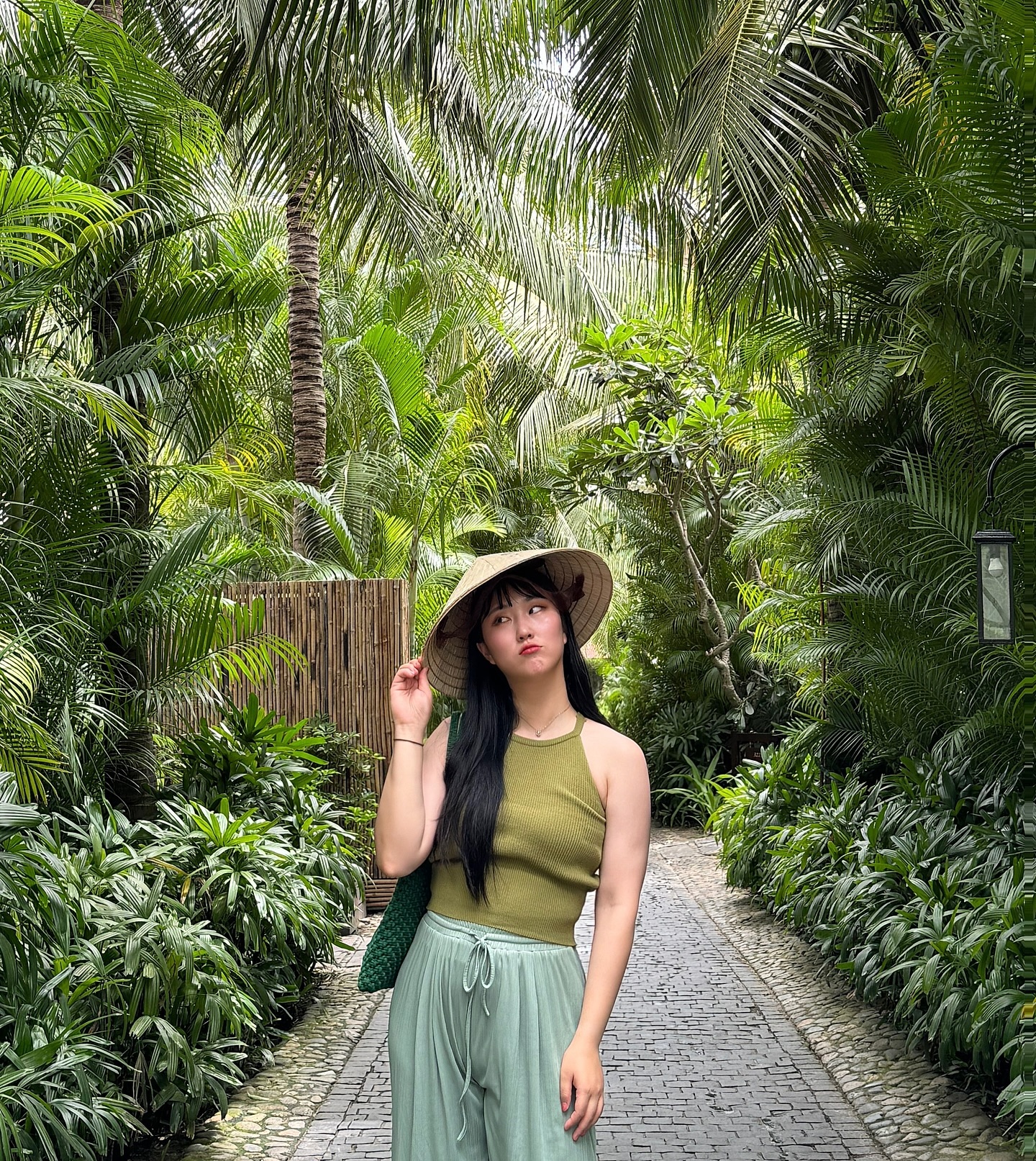 휴양지 느낌 뿜뿜 나는 포레스트 느낌의 #더아남리조트 📸🌴
초록 느낌에 맞춰 코디도 그리너리🌿💚
프라이빗 비치 제대로 못 즐겨서 아쉽당🥲
 #나트랑리조트 #베트남여행 #나트랑리조트추천 #nhatrang #theanam