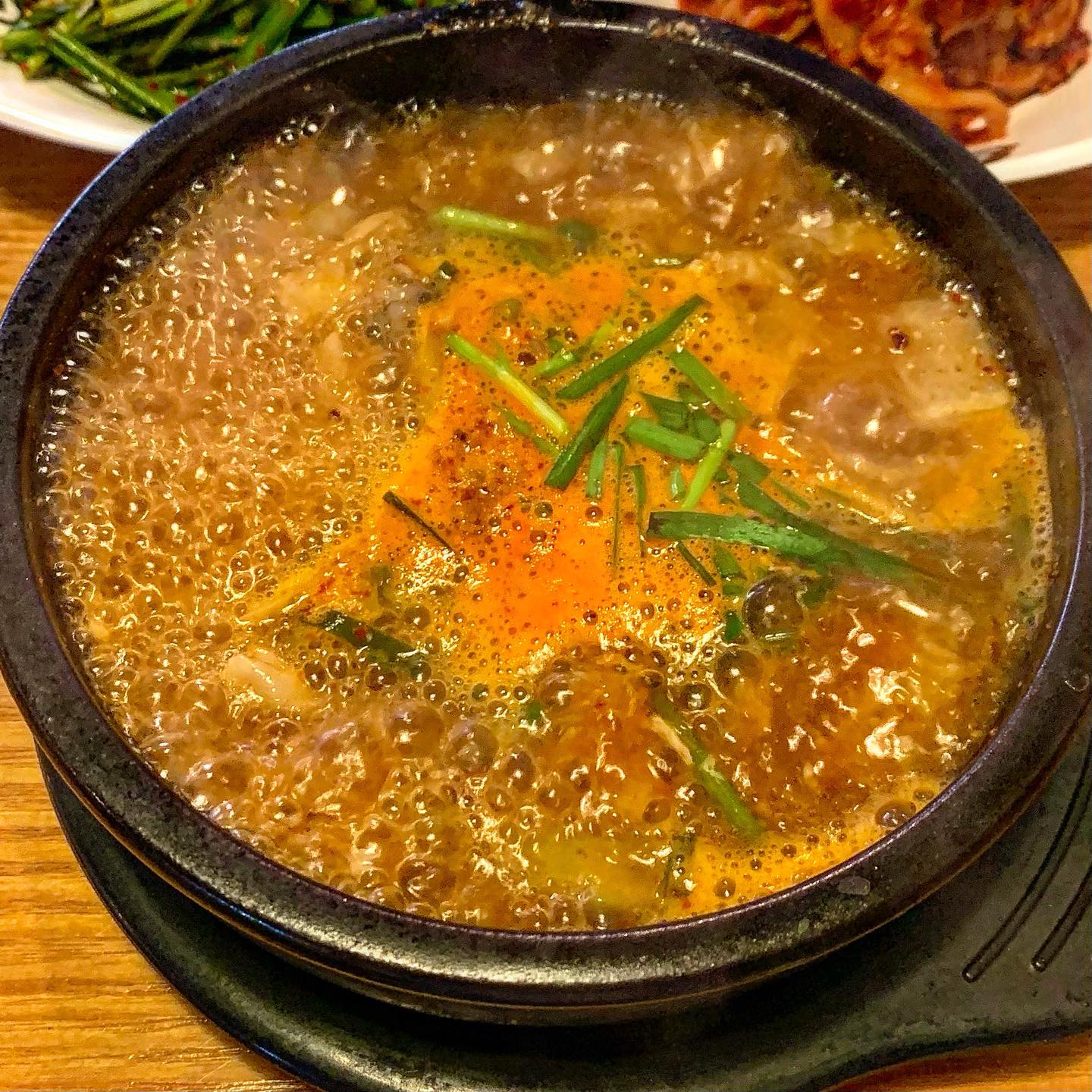♫ 돈수백 청주율량점 ♫

공부할 때는 역시 든든한 국밥 !
제가 다니는 스터디카페 근처에 맛있어보이는 국밥집이 있더라구요 ఇ 

저는 소곱창국밥, 남자친구는 섞어탕반을 시켰답니다 ㅎ.ㅎ
얼큰국물러버는 비주얼 보고 도라방스ㅜ

소곱창국밥이라 소곱창이 야무지게 들어갔더라구요 !
밥 말아서 반찬으로 나온 김치 싹 올려먹어도 맛있고,
청양고추 아삭하게 한 입 먹어도 맛있었어요 🫶🏻

스카 주변 맛집하나 생겼네용ㅎㅎ
공부하다가 종종 갈 듯 합니다 😎
.
.
.
📍 충북 청주시 청원구 율량로138번길 62-4 돈수백 청주율량점

➿소곱창국밥 9.5
➿섞어탕반 9.0