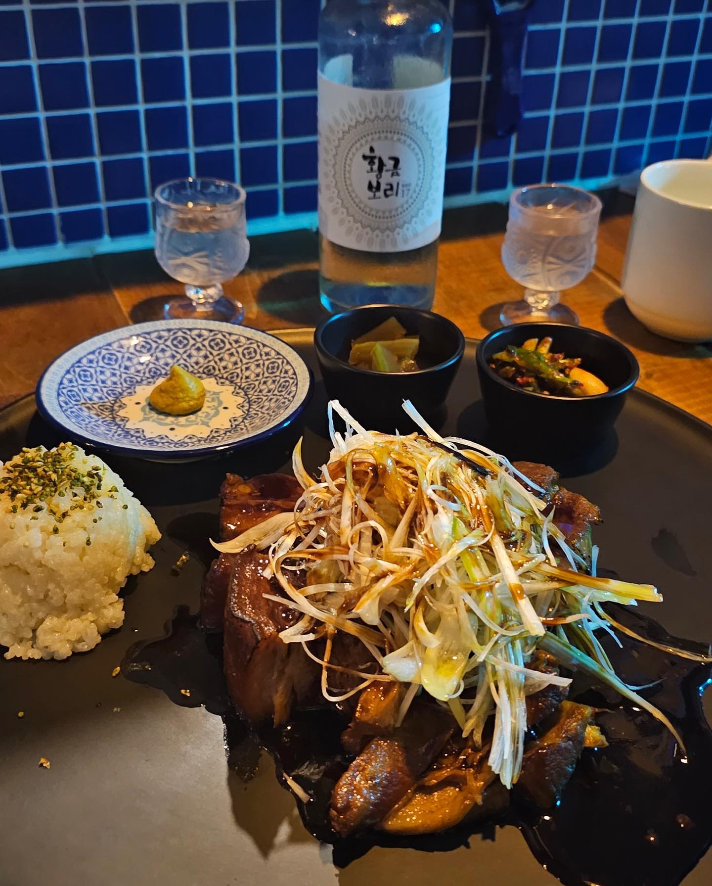 #협찬 
수유 근처 살면서 <밤야식당> 안가면 정말 손해입니다 😍😍😍

이렇게 가성비 멋진 오마카세는 처음이에요💖
7가지의 음식을 먹고 왔는데요!
음식 하나하나에서 사장님의 음식을 향한 진심과 정성 깔끔함을 듬뿍 느끼고 왔답니다!
.
에피타이저부터 입맛을 쫙 돋구어 주셔서
요리 하나하나 나올 때마다 감격이었습니다
.
오징어 숙회에서 나온 고추장도 손수 만드시고 예쁘게 안에 야채들 말아져서 나왔는데 정말 먹기에 부담스럽지 않고 좋았어요!
밤야 made 소세지는 정말 글을 쓰고 있는 지금까지도 그 맛이 생각나서 또 먹고 싶어진답니다 정말 맛있게 먹고 왔어요🩷
이렇게나 먹었는데 다음에 또 동파육이 나왔어요 와우👏🏻👏🏻👏🏻👍🏻💖 
고기가 정말 부드러웠고 다양한 반찬들하고 한입 한입 먹는 맛이 있었습니다
앞에 메뉴 정말 맛있고 배부르게 먹었는데 
세상에 물회가 짜잔 하고 나왔어요🌟
고소한 들깨의 향기와 신선한 재료!!
양배추와 깻잎의 향긋함이 나는 국물이었어요 
우렁이도 신선해서 국물하고 같이 떠먹으면 정말 최고최고💖👍🏻💖👍🏻
신선해서 깔끔하게 맛있었고 탄력있는 소면등 뭐하나 허투루 하지 않으시는 쉐프님의 손길과 맛을 느낄 수 있었습니다🥹👍🏻 
마지막에 디저트까지… 와 토마토랑 샤인머스켓 이거를 하나하나 다 손수 껍질을 벗기셨더라구요 
진짜 수유 사시는 분들 밤야식당 꼭 들려보세요!!

#밤야식당#수유동오마카세#수유동이자카야#수유동맛집#수유맛집#수유오마카세#수유이자카야#화계역맛집#화계역오마카세#화계역이자카야