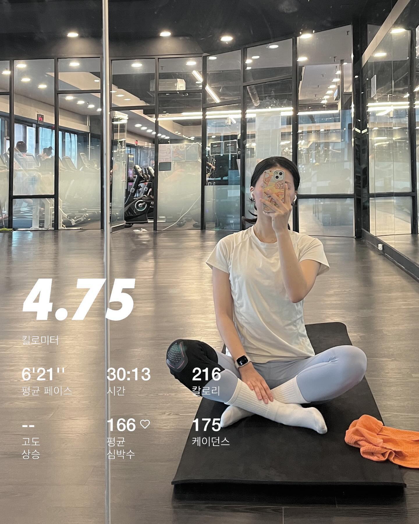 운전해서 헬스장 갔다 ✌️
근데 주차 2시간 지원인거 모르고
5분 지나서 1,000원냄 아까워

기구 등받이 위치 조정하려는데 안움직여서
인포 직원 분한테 물어봤는데
직원분도 모르셔서 둘이 같이 끙끙대다가
겨우 성공 🌝

레그익스텐션 10kg 15x4
체스트프레스 15kg 15x3
렛풀다운 15kg 15x4
트레드밀러닝 30분 🏃‍♀️🏃‍♀️

#오운완 #헬린이 #헬린이루틴 #운동일기 #운동기록 #러닝일기 #러닝기록 #분당러닝 #탄천러닝 #성남러닝 #실내러닝 #트레드밀 #초보러너 #런린이 #혼뛰 #혼런