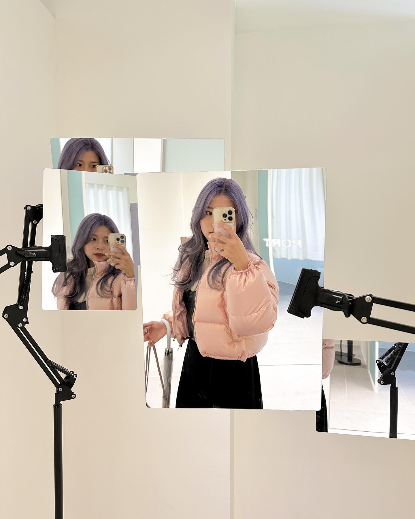 요즘은 사진찍는 것도 이렇게 힙한가요?!📸

친구들 만나면 무조건 마지막은 인생네컷과 같은 즉석사진을 찍는데요! 요즘은 하이앵글을 넘어 테이블구도로도 찍을 수 있더라고요?!

포토이즘에서 새롭게 론칭한 브랜드인 PORT(포트)!
포토부스 중 포토이즘 컬러드를 가장 애정하는 저로서는 안가볼 수가 없었어요 👀

부스는 하이앵글 / 테이블구도 / 볼록렌즈로 구성되고, 현실도피를 사진 구도로 표현한 컨셉이었어요! 아주 신박해••!!

아 참, 저 달라진 거 없나요?!
스토리에도 이미 올렸는데 보라색으로 머리색깔을 바꿔봤어요 💜
바꾼 기념으로 사진도 남겼답니당 😙

📍포트 천안 신부점
▪️하이앵글 / 테이블구도 / 블록렌즈
▪️테이블구도 (Basic 6-cut)
▪️표정이 다 긴장(?)한 이유는 렌즈는 아래쪽에 있고 화면은 위쪽에 있어서 사진 찍힐 땐 어떤 표정인지 안나오기 때문,,~!

#지금은더는 #은더는천안 #포토이즘 #포트 #천안사진관 #천안포토부스 #포토부스 #포토포즈