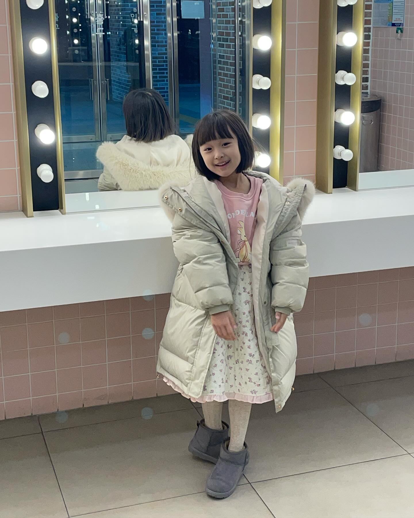 ⠀⠀⠀⠀⠀⠀⠀⠀⠀⠀⠀⠀
애들이 배고프대서 급하게 고속도로 타자마자
처음 나온 휴게소로 들어갔는데 여기 화장실 포토존 가득😎
입구부터 화려하더니 화장실안에도 엄청 예뻤지만...?
너~~무 추워서ㅠㅠㅋㅋㅋ
언니 화장실 간 사이 후다닥 찍고 언니랑도 빠르게 한장📸
매년 왜 더 추워지는겨ㅠㅠㅠㅠ 겨울 너무 시르다...
근데 서하 발목 괜찮니...?ㅋㅋㅋㅋ
 ⠀⠀⠀⠀⠀⠀⠀⠀⠀⠀⠀⠀⠀⠀
 ⠀⠀⠀⠀⠀⠀⠀⠀⠀⠀⠀⠀
#고양휴게소 #사진맛집 #조명맛집