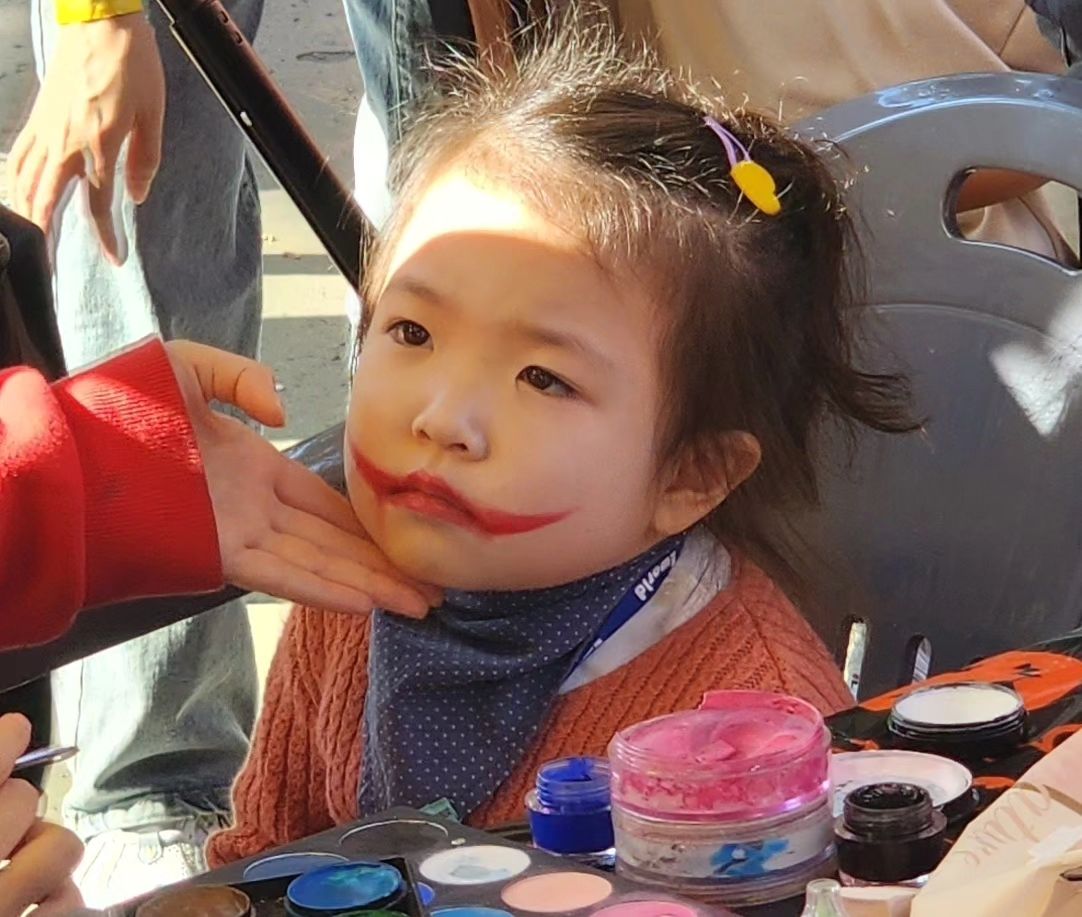 주말에 또 놀이공원을🫢

제대로 연간회원권 뽕 뽑고있구요

할로윈이라고 페이스스페인팅하는데...
이게 맞는건지..?

심지어 하은이표정은 모든걸 내려놨구요 ㅋㅋㅋㅋ

만족하는거맞니...?

마지막사진은 어린이집 입고 간다고 안나 드레스입은 사진이에요

역시 딸램들은 공쥬가 최고쥬

# 누굴위한 분장인가
# 아빠는 뿌듯해함
# 공주드레스는 역시
# 니가 젤 예뻐

#할로윈 #어린이집 #이월드 #대구 #조커분장 #육아소통 #찐육아 #육아공유 #육아맘 #워킹맘