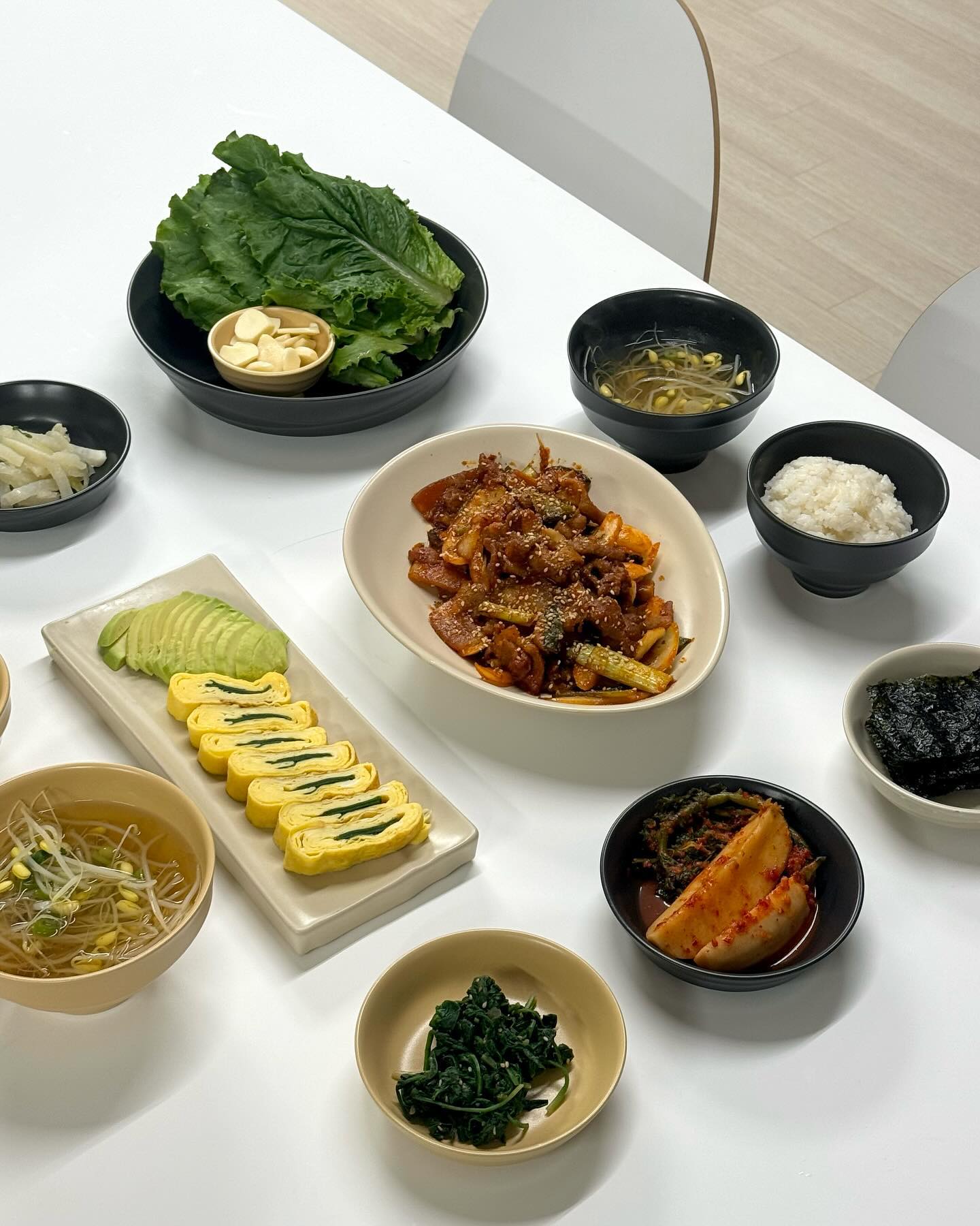👨🏻‍🍳 : 제육한상🍚⠀
⠀
오늘도 올려보는 적립 포스팅😅 ⠀
과음하고 뭐 먹고 싶냐는 말에 제육볶음이라 답해줬더니 제육 한 상을 만들어주셨다~ 콩나물국은 덤으로🫠.. 너무 맛있게 차려줘서 자동 셀프 반성 타임가지고 해장 완료🧡휴휴,,⠀
⠀
#제육볶음 #한식메뉴 #한식한상 #달걀말이 #계란말이 #콩나물국 #해장한상차림 #다이어트식단 #안주추천 #저녁밥상 #가을메뉴추천 #레시피공유 #저녁메뉴 #점심메뉴 #요리스타그램 #요리레시피 #요리하는남자 #신혼부부일상 #신혼부부밥상 #신혼부부스타그램 #선팔 #맞팔 #좋아요 #좋반 #팔로우 #소통스타그램 #맞팔환영 #fff #f4f ⠀⠀⠀