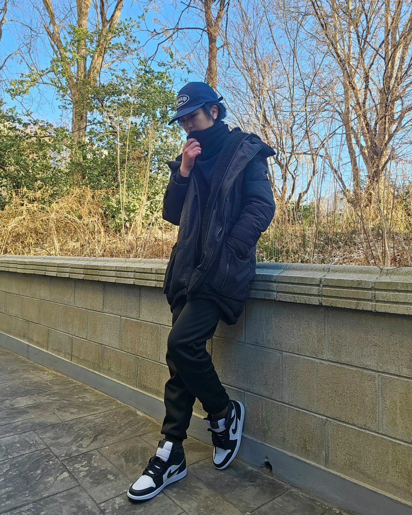 #협찬 💙🖤 블랙에 네이비로 포인트 🌟

볼캡은 잘 안어울려서 거의 안써봤는데 ㅠ
좋은 기회가 생겨서 동네 산책겸 출근겸해서 써봤어요🤗

심플한 디자인이지만 사이즈가 넉넉해서
오래착용해도 머리 안아픈점이 좋더라구요~🤭

거기다 요즘 악세서리로 인기인 캐주얼한 키링까지!
가방이나 벨트 등 여러군데에 포인트주기좋은 키링💕

자유로운 휴양을 뜻하는 홀리데이버스만의
재해석이 담겨 더욱더 유니크한것같아요~

가끔은 모자쓰고다니는것도 나쁘지않은것같아요
심지어 지금처럼 거지존일때는 더더욱...😂

사진찍다가 보니 땀이 얼었더라구요ㅎㅎ...
오늘 날씨 미쳤습니다...ㅠㅠ❄

#holidaybus #홀리데이버스 #체험단 #체험단리뷰