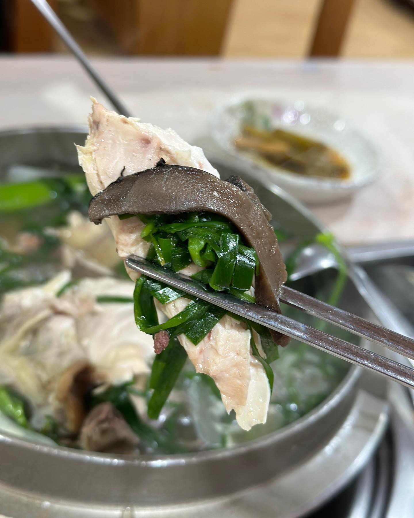 #협찬
진짜 오랫만인 것 같아요! 
본식 끝나고 회사를 또 이직 했어요! 
남편도 이직 준비중이고 너무너무 바쁜 요즘입니다 

주말만 되면 뻗어 버리는 저희 쀼를 위한 
#의왕맛집 #천만애능이백숙 을 다녀왔답니다 

깊고 진한 국물맛에 뿅🫶🏻
#능이버섯 넉넉하고 #감칠맛 장난아닌 국물에 #칼국수 사리까지! 

어른들 몸보신하러 오신 손님들이 오후3시까지 엄청 많더라구요😆
맛집은 역시 소문이 빠릅니다! 

야들야들한 고기와 부추! 능이버섯까지 한번에 왕 먹으면 진짜 감동😍

🚗경기 의왕시 오전동 534 천만애능이백숙
031_429_5295 

#천만애능이백숙 #의왕천만애능이백숙 #백운호수능이백숙 #백운호수천만애능이백숙 #백운호수찐맛집 #능이백숙맛집 #몸보신 #의왕백숙 #의왕백숙맛집 #오전동맛집 #의왕보양식 #의왕가족모임 #백운호수모임 #먹스타 #먹스타맞팔 #먹팔 #맛스타그램 #경기맛집 #경기맛집추천