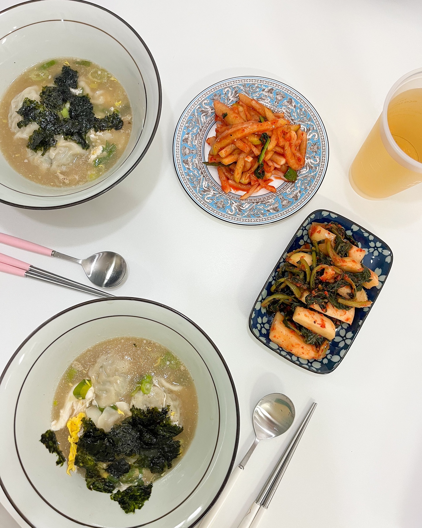 _
[떡만둣국🥟]

날이 갑자기 많이 추워져서 따끈한 국물이 생각났어요!
떡은 항상 냉동실에 있었고 비비고 만두 있길래 호다닥
만들어 봤어요. 육수한알, 양조간장, 후추 만으로 국물을
냈는데 이렇게 꼭 한번 드셔보세요. 남편이 정말 맛있다고
먹는 내내 칭찬해줬어요😋 간이 조금 심심하다 싶으면
김으로 맞춰주시구요:) 무생채, 알타리까지 완벽 그잡채!
따뜻한 음식으로 속이라도 든든하게 채워보세요☺️

_