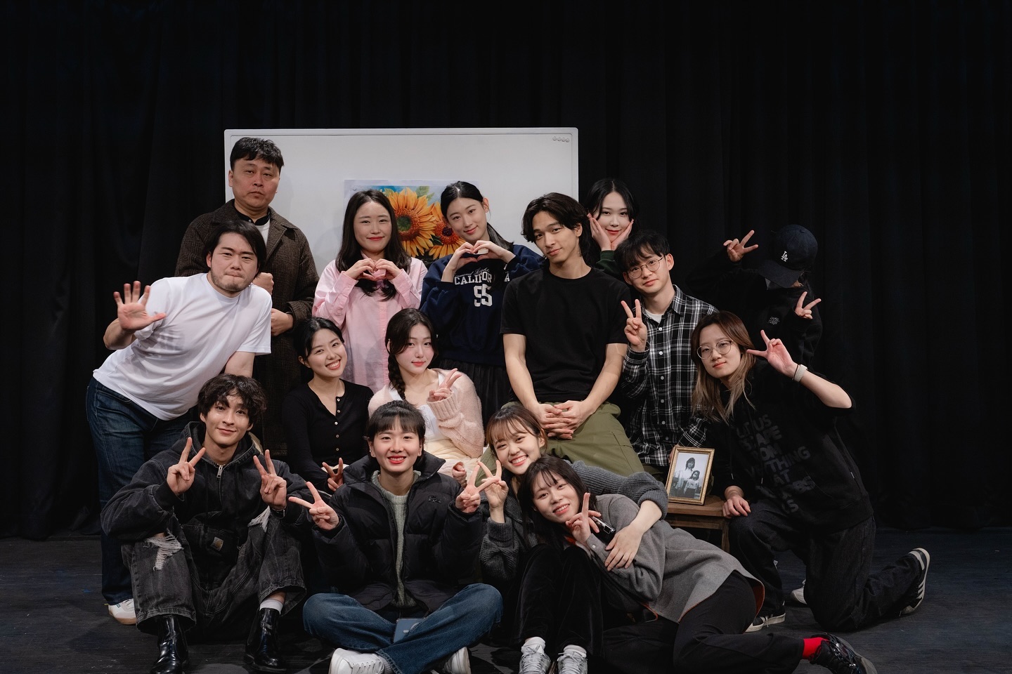 “제 인생을 위해, 제 꿈을 위해 꼭 성공해서 돌아올께요. 믿어주세요.”
24.09.19-24.11.29 우리동네 어르신 이야기🩵

배우로서 처음 참여한 학교워크숍공연. 많은 공연이 그렇듯 우여곡절도 있었지만 초등학생부터 20대, 30대, 70대까지 많은 나이대의 연기를 경험하고 주인공의 자리에서 연기하며 많은 것들을 배우고 느낄 수 있는 시간이었다.
그리고 관객들을 만나는 순간, 더 정확하게 말하자면 관객들의 반응을 마주하는 순간 잠시 잊고있었던 내가 ‘왜 연기를 하고싶었는가’에 대한 이유를 떠올릴 수 있었다
진짜 어르신들의 이야기를 통해 만들어진 대본으로 교내 공연 뿐만 아니라 외부공연까지 나가면서 정말 많은 어르신들과 관객들을 만날 수 있었고 배우로 얻을 수 있는 너무나 값진 경험을 할 수 있었던 공연이었다